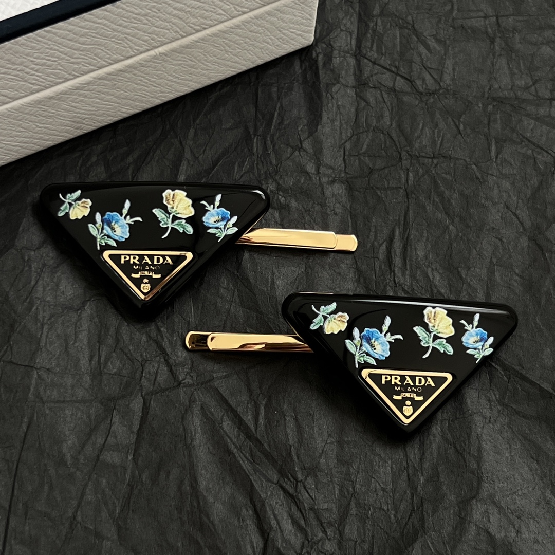 【】一对 PRADA 普拉达 发夹 爆款新品 精致耐看 华丽登场，整体细节非常令人惊喜，典雅而时尚，突显