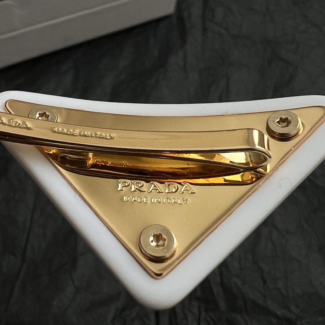 【】一对 PRADA 普拉达 发夹 爆款新品 精致耐看 华丽登场，整体细节非常令人惊喜，典雅而时尚，突显