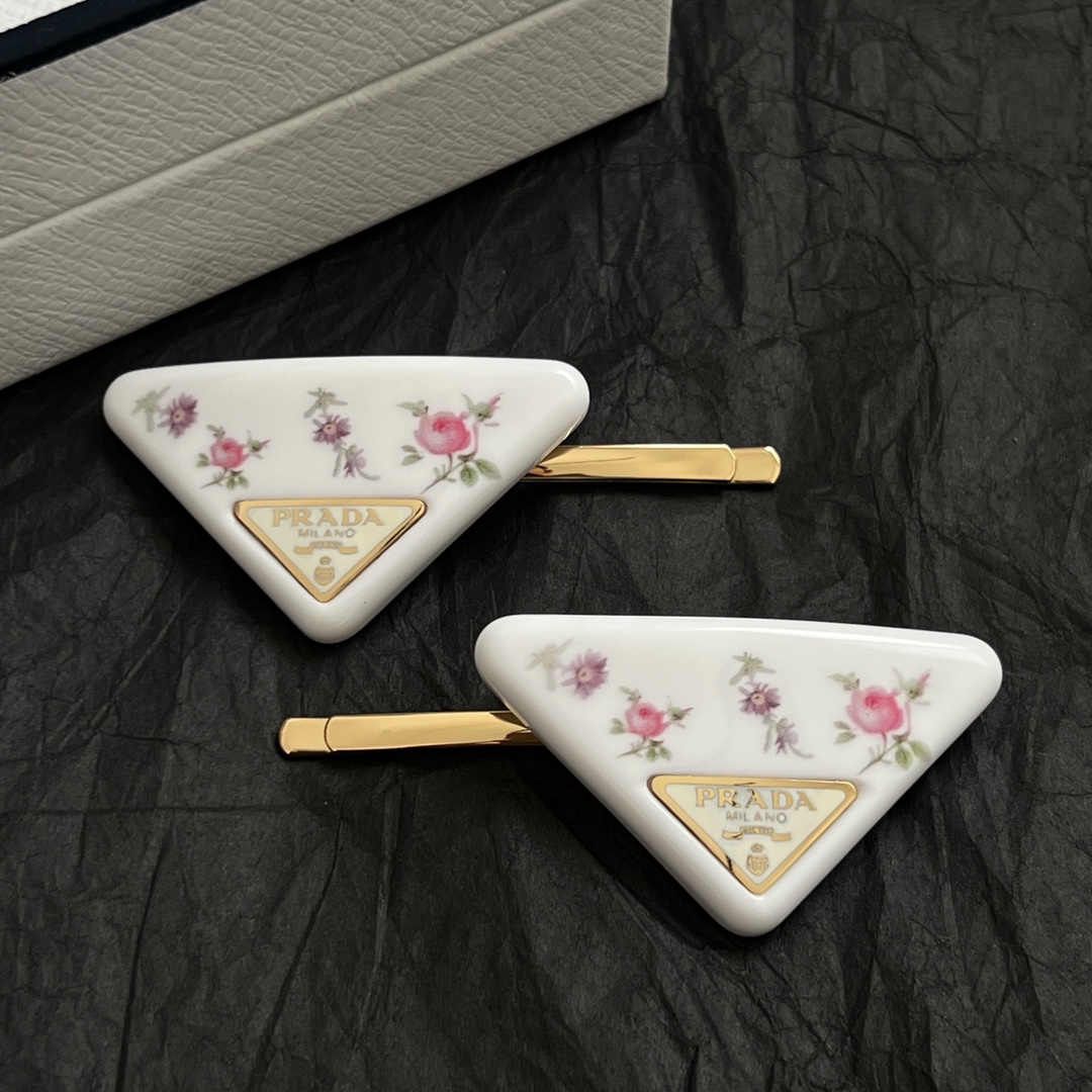 【】一对 PRADA 普拉达 发夹 爆款新品 精致耐看 华丽登场，整体细节非常令人惊喜，典雅而时尚，突显