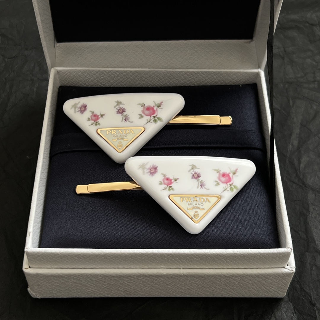 【】一对 PRADA 普拉达 发夹 爆款新品 精致耐看 华丽登场，整体细节非常令人惊喜，典雅而时尚，突显