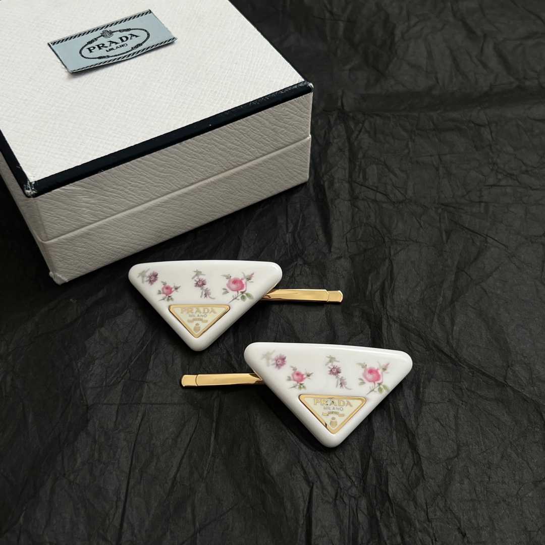 【】一对 PRADA 普拉达 发夹 爆款新品 精致耐看 华丽登场，整体细节非常令人惊喜，典雅而时尚，突显