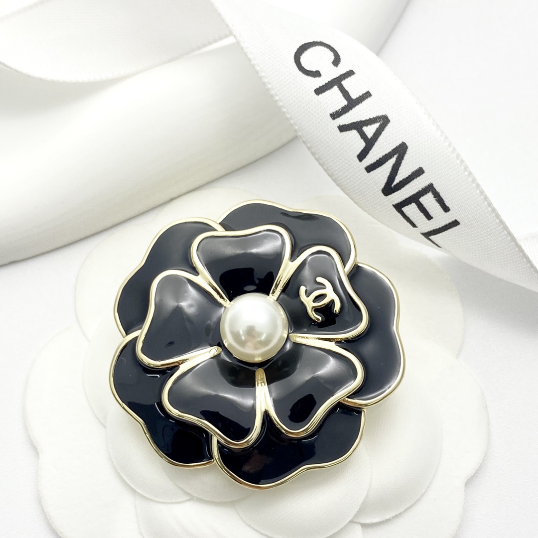 【今日新款】编码A789 🛍香奈儿胸针热销🔥爆上新🆕🆕🆕😎CHAN 25 黑色山茶花胸针🤩黑釉花瓣➕珍珠
