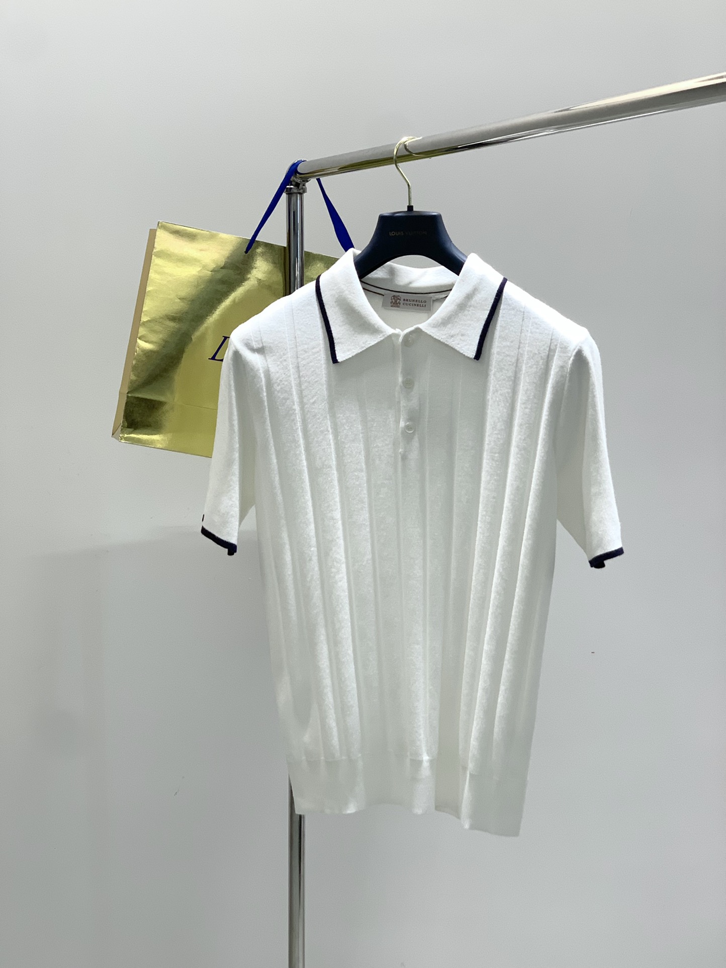 NO:497221,, Italian God Lion, fashion brand, new summer products, fashionable and casual lapel knitted short-sleeved T-shirts, available at the counter at the same time, original singles are made of imported original fabrics, unique design, elegant and high-end color matching, remarkable details in the interior, top knitted craft pattern logo, extremely high-end, comfortable and breathable, and handsome on the upper body!  Size S-XL Size SMLXL Clothes Length 65676971 Bust 52545658 Shoulder width 42444648 Sleeve length 24.52525.526, T-shirt,tees,t-shirt,alexander wang19860909,意大利神狮,时尚品牌,夏季新品,时尚休闲翻领针织短袖T恤,专柜同步有售,原单狠货,采用进口原版面料,独特设计,配色高雅高级,内里细节可圈可点,顶级针织工艺图案logo,档次极高,舒适透气,上身帅气！码数S-XL 尺码SMLXL 衣长65676971 胸围52545658 肩宽42444648 袖长24.52525.526,,T-shirt,tees，t-shirt,alexander wang,Men's clothing