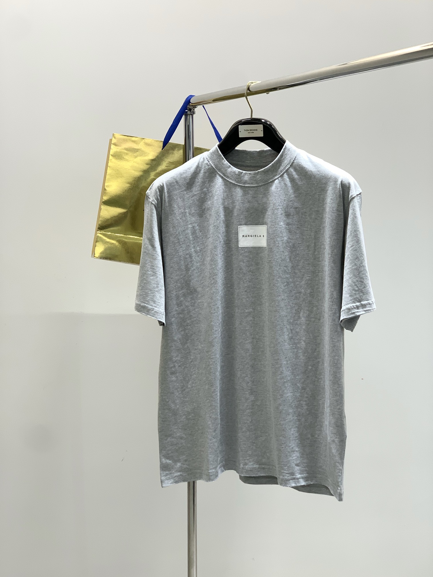 NO:497227,,Maison Margiela, the latest summer products, available at the counter at the same time, original singles, fashionable and casual round neck short-sleeved T-shirt, comfortable on the upper body!  It is eye-catching and has highlights. It uses imported original fabrics and top-grade printed craft letter pattern logo. It is simple but not lacks fashion, and the upper body is very handsome!  3 colors recommendation, code number S-2XL,,masion margiela,T-shirt,tees,t-shirt,alexander wang19860909,Maison Margiela马吉拉,夏季最新品,专柜同步有售,原单狠货,时尚休闲圆领短袖T恤,上身舒适！吸睛而有亮点,采用进口原版面料,顶级印花工艺字母图案logo,简单而不失时尚,上身帅气十足！3色推荐,码数S-2XL,,masion margiela,T-shirt,tees，t-shirt,alexander wang,Men's clothing