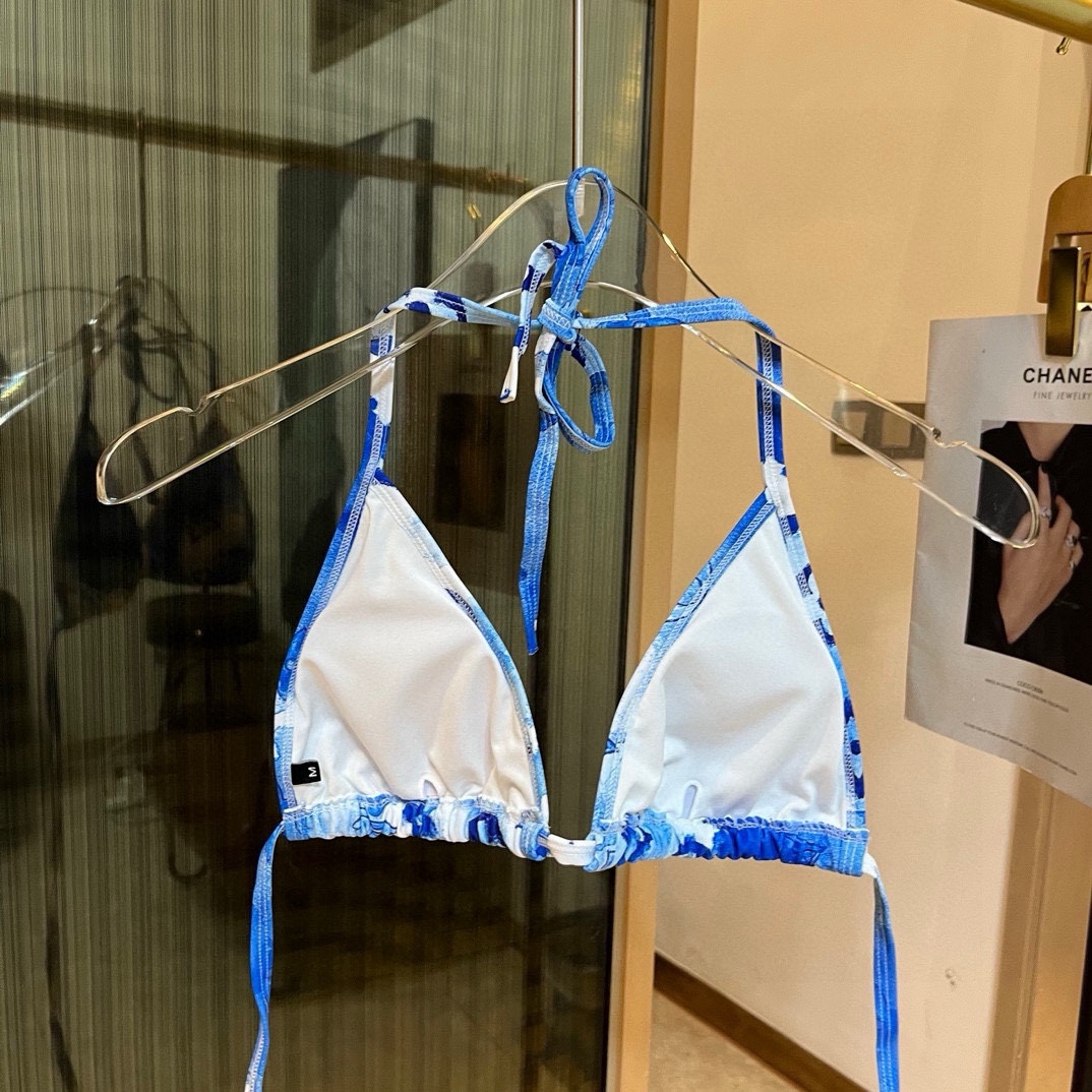  🆕
Lv经典比基尼👙❤️😍🥰适合多种场景的游泳衣🏊‍♀️海边 游泳池 温泉 水上乐园 漂流都可以😌内搭