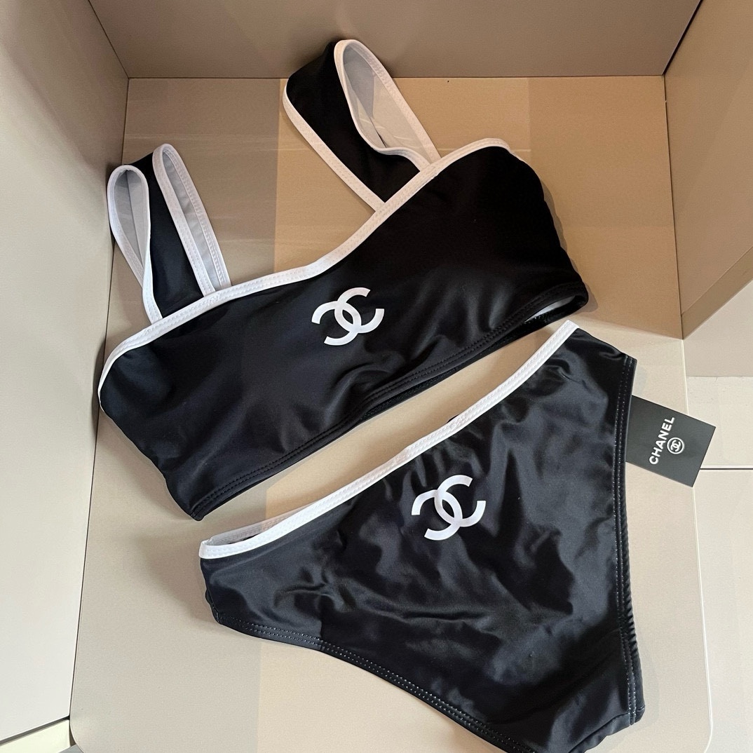 。
Chanel 香奈儿新款比基尼泳衣👙❤️😍🥰适合多种场景的游泳衣🏊‍♀️海边 游泳池 温泉 水上乐园