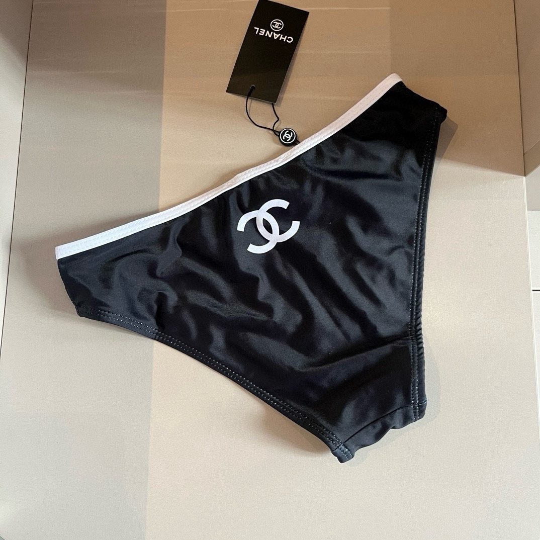 。
Chanel 香奈儿新款比基尼泳衣👙❤️😍🥰适合多种场景的游泳衣🏊‍♀️海边 游泳池 温泉 水上乐园