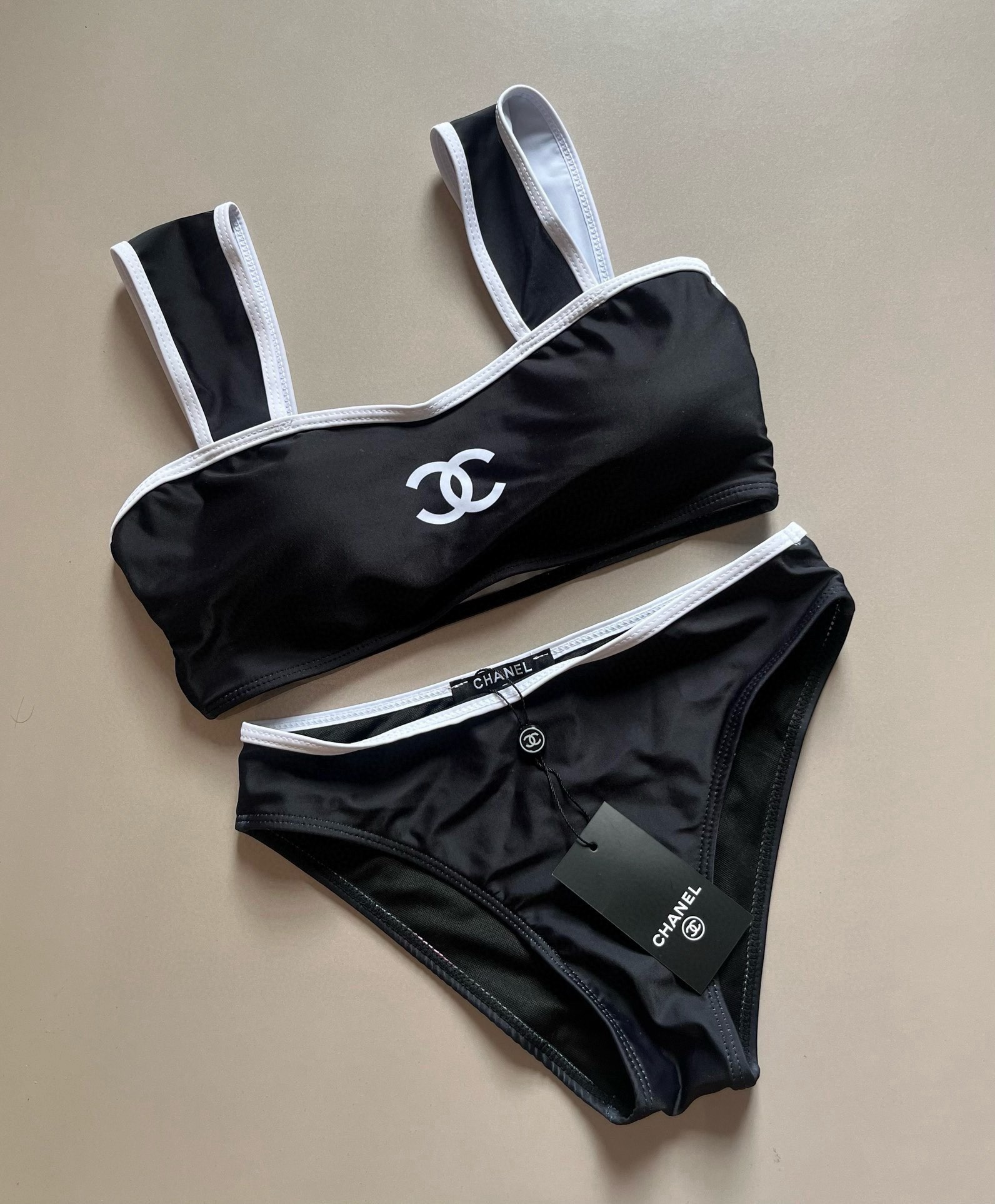 。
Chanel 香奈儿新款比基尼泳衣👙❤️😍🥰适合多种场景的游泳衣🏊‍♀️海边 游泳池 温泉 水上乐园