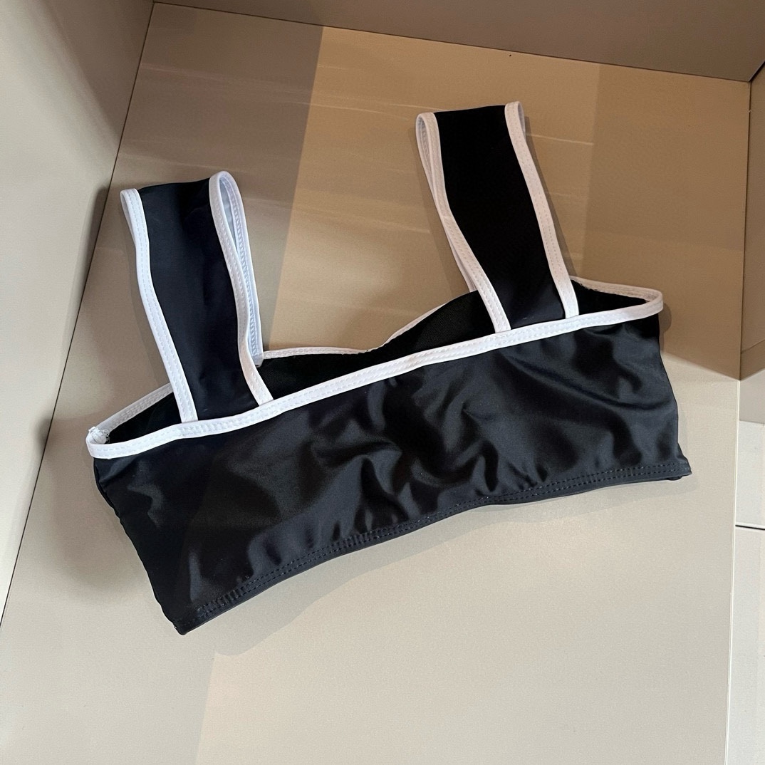 。
Chanel 香奈儿新款比基尼泳衣👙❤️😍🥰适合多种场景的游泳衣🏊‍♀️海边 游泳池 温泉 水上乐园