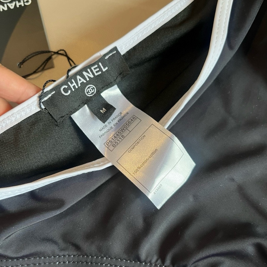 。
Chanel 香奈儿新款比基尼泳衣👙❤️😍🥰适合多种场景的游泳衣🏊‍♀️海边 游泳池 温泉 水上乐园