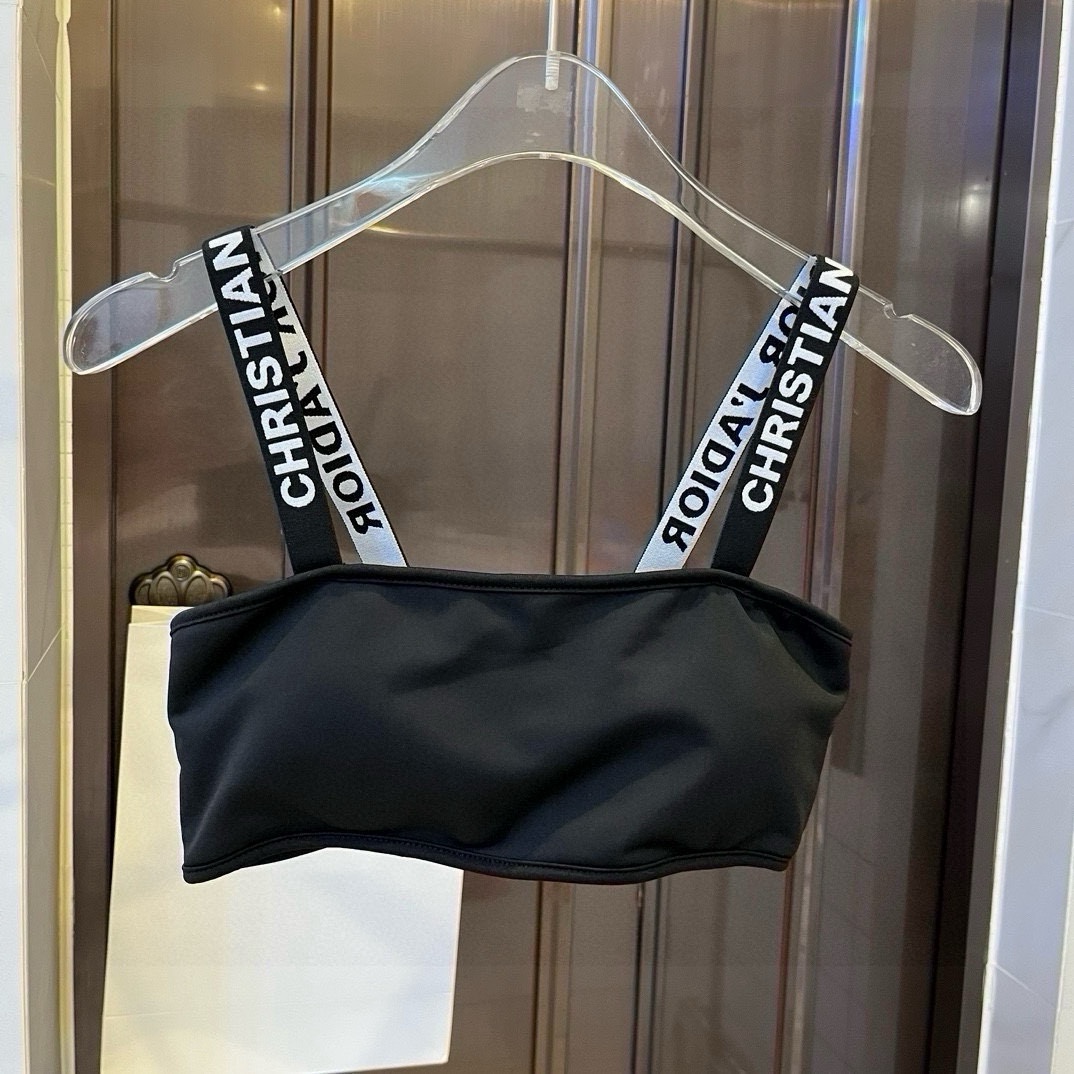  🆕
Dior迪奥分体套装泳衣👙 上身超级棒！同步各大专柜发售，自然而然呈现时尚感！十分减龄，具有年轻活
