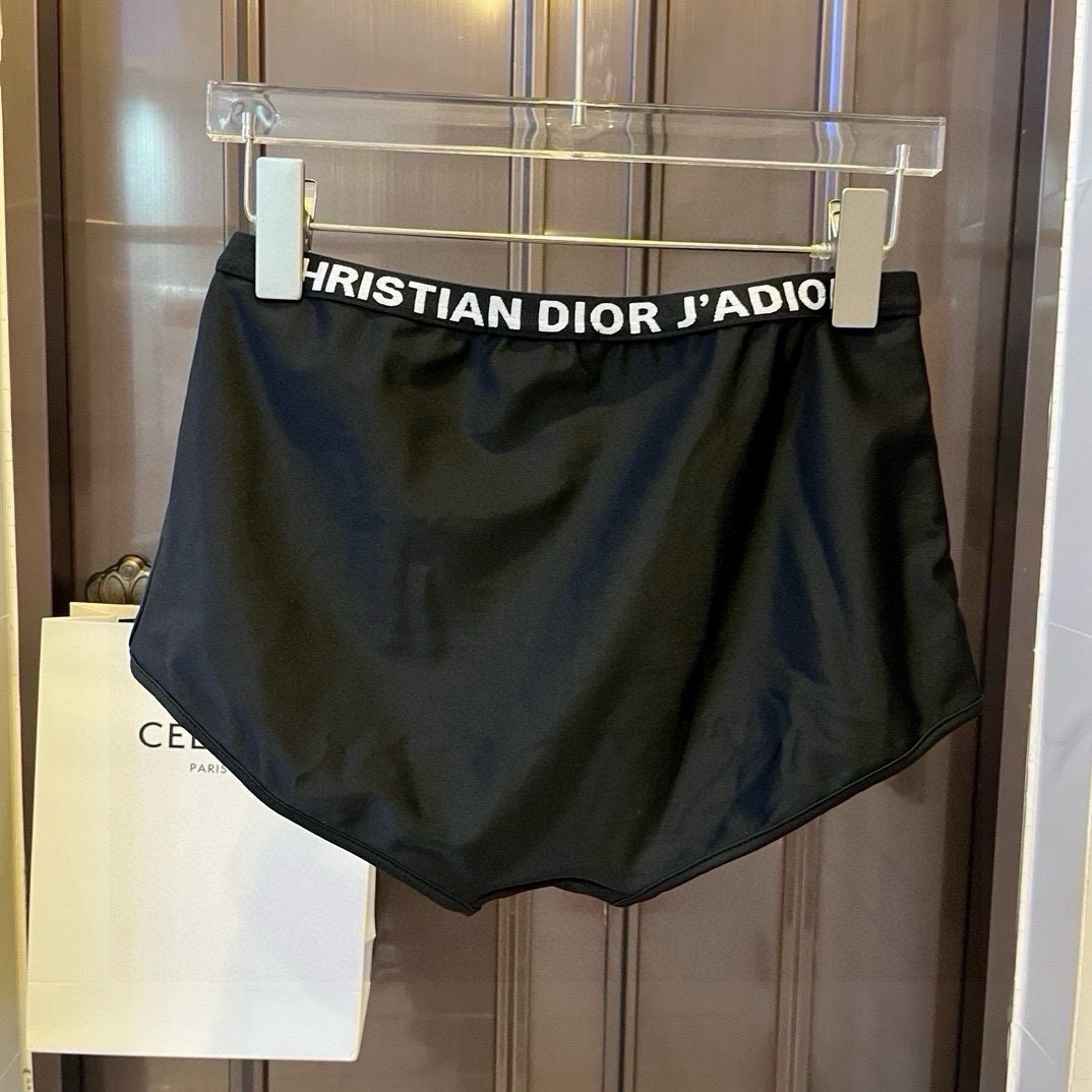  🆕
Dior迪奥分体套装泳衣👙 上身超级棒！同步各大专柜发售，自然而然呈现时尚感！十分减龄，具有年轻活
