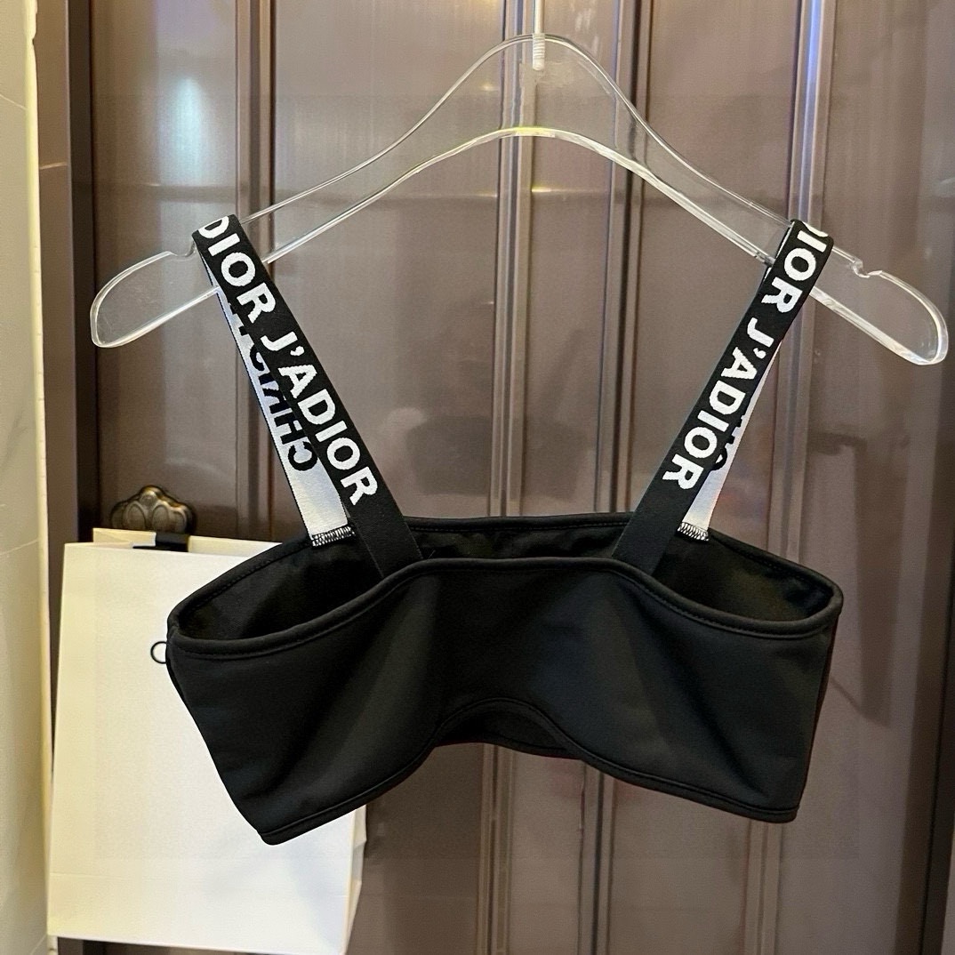  🆕
Dior迪奥分体套装泳衣👙 上身超级棒！同步各大专柜发售，自然而然呈现时尚感！十分减龄，具有年轻活