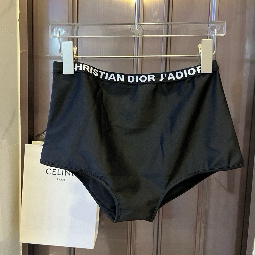  🆕
Dior迪奥分体套装泳衣👙 上身超级棒！同步各大专柜发售，自然而然呈现时尚感！十分减龄，具有年轻活
