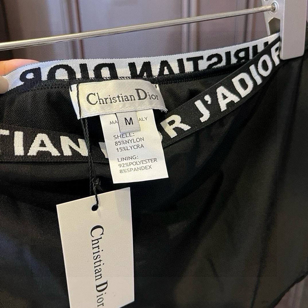  🆕
Dior迪奥分体套装泳衣👙 上身超级棒！同步各大专柜发售，自然而然呈现时尚感！十分减龄，具有年轻活