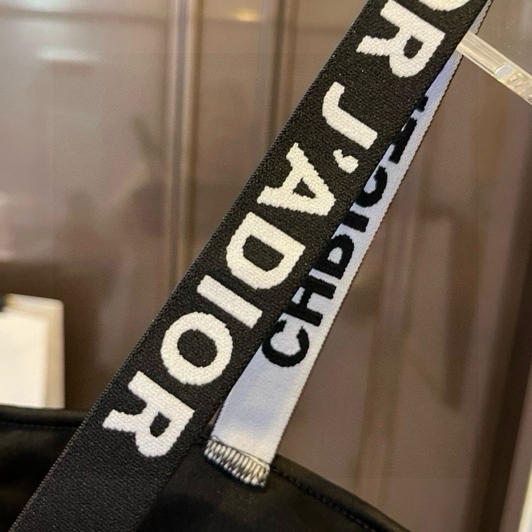  🆕
Dior迪奥分体套装泳衣👙 上身超级棒！同步各大专柜发售，自然而然呈现时尚感！十分减龄，具有年轻活