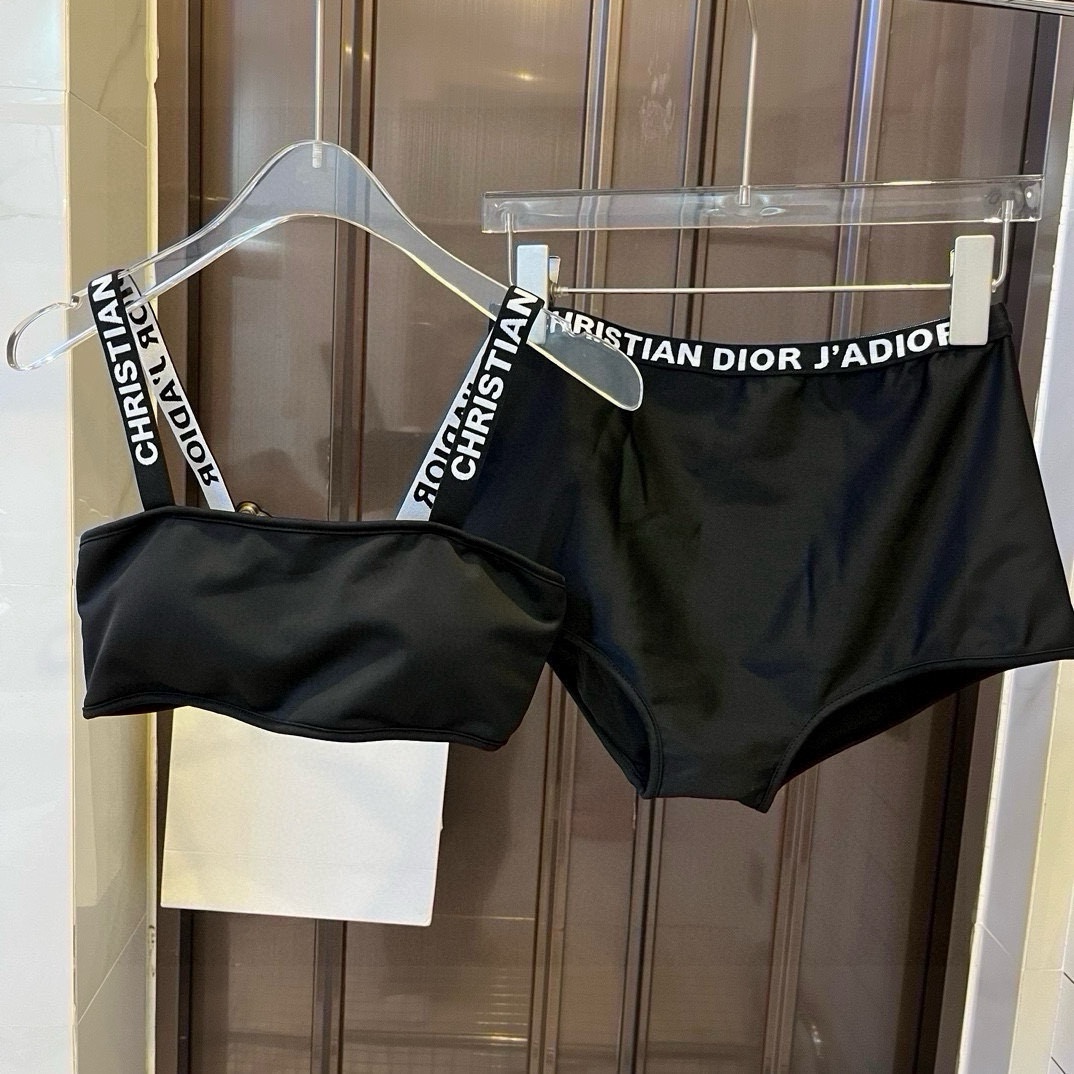  🆕
Dior迪奥分体套装泳衣👙 上身超级棒！同步各大专柜发售，自然而然呈现时尚感！十分减龄，具有年轻活