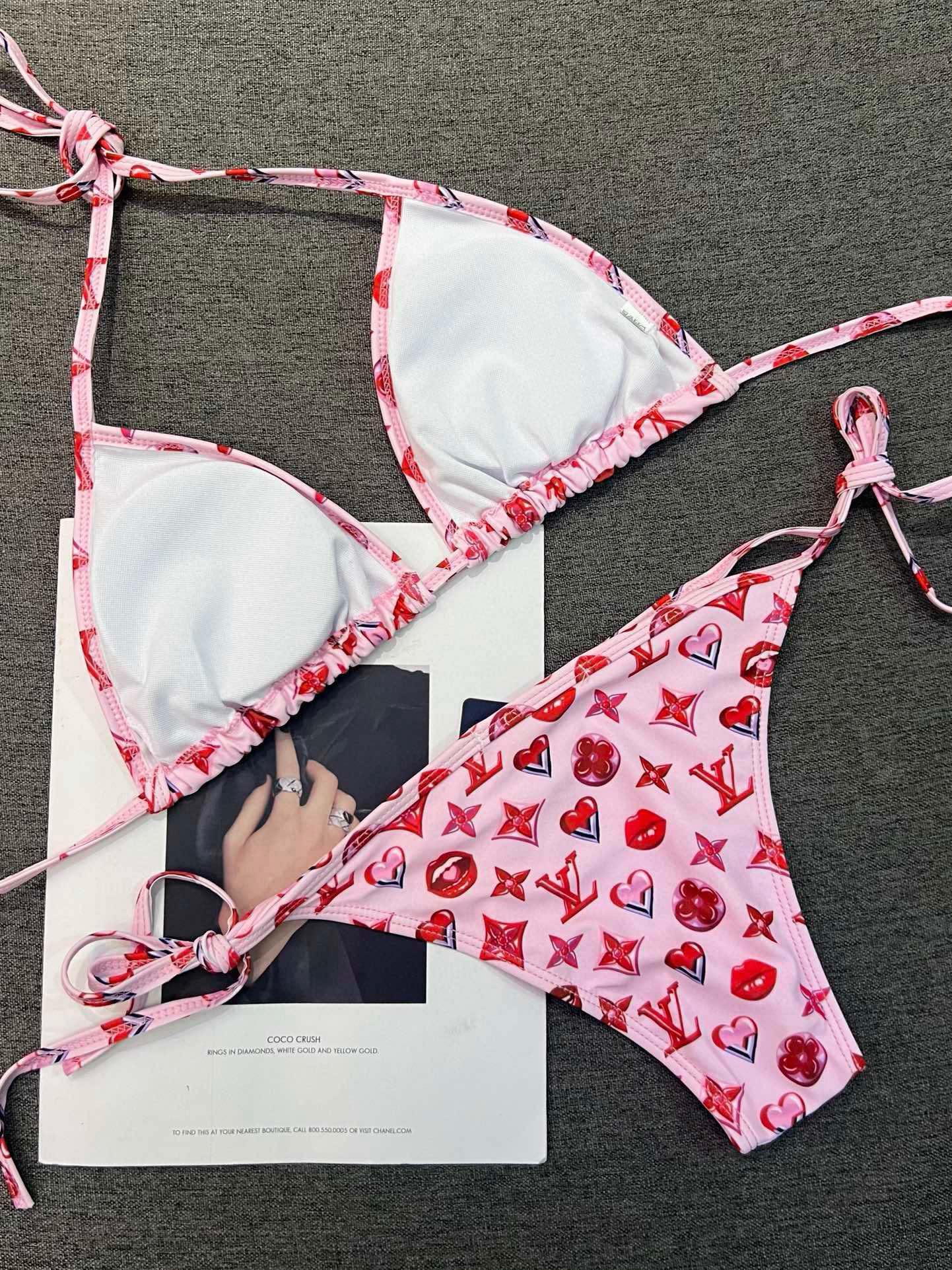  🆕
Lv连体泳衣 😍🥰适合多种场景的游泳衣🏊‍♀️海边 游泳池 温泉 水上乐园 漂流都可以😌内搭也完全