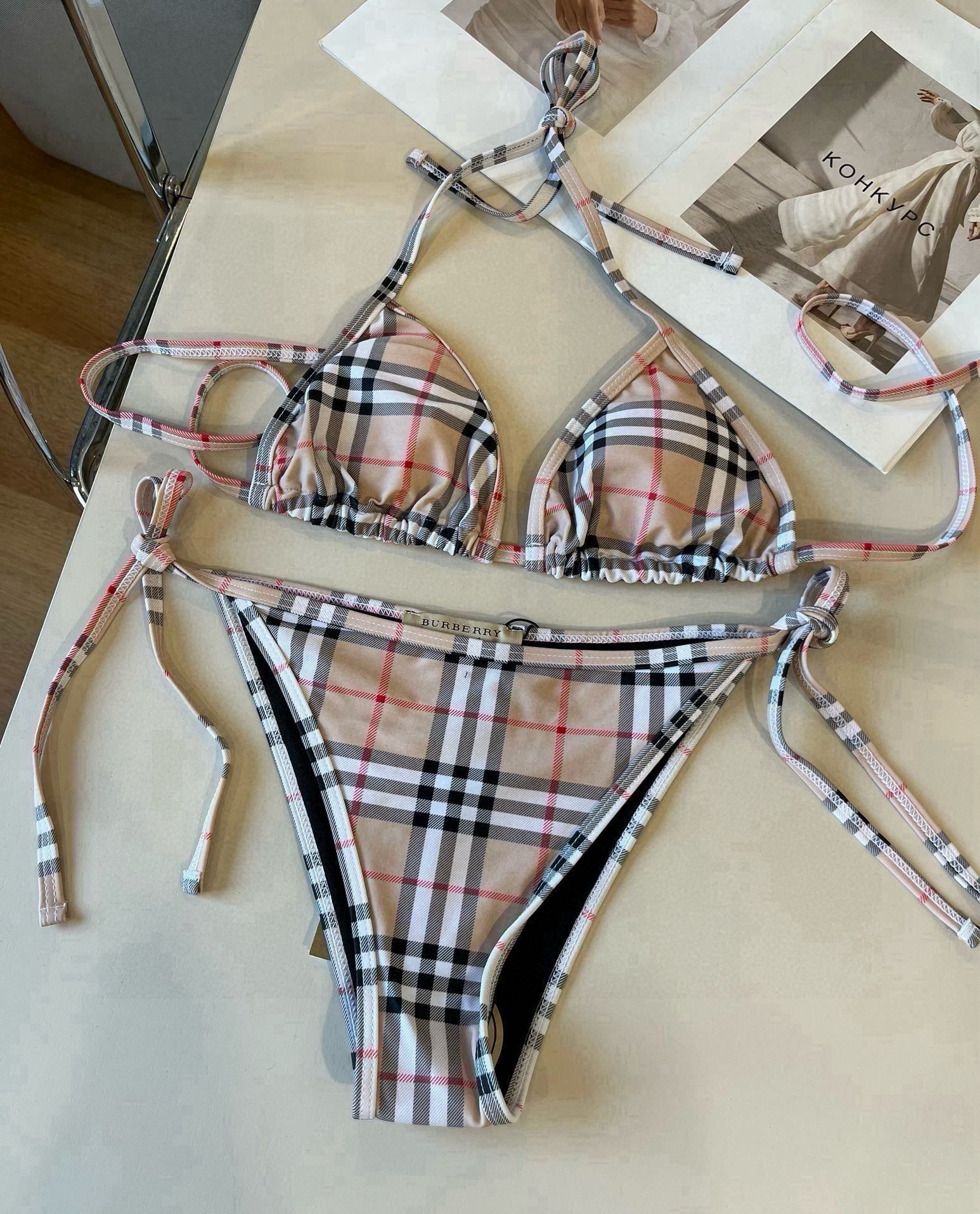  🆕


Burberry巴宝莉经典英伦格泳衣，实物实在太美了！拍不出来它的美😍谁穿谁美！很值得入手✋ 