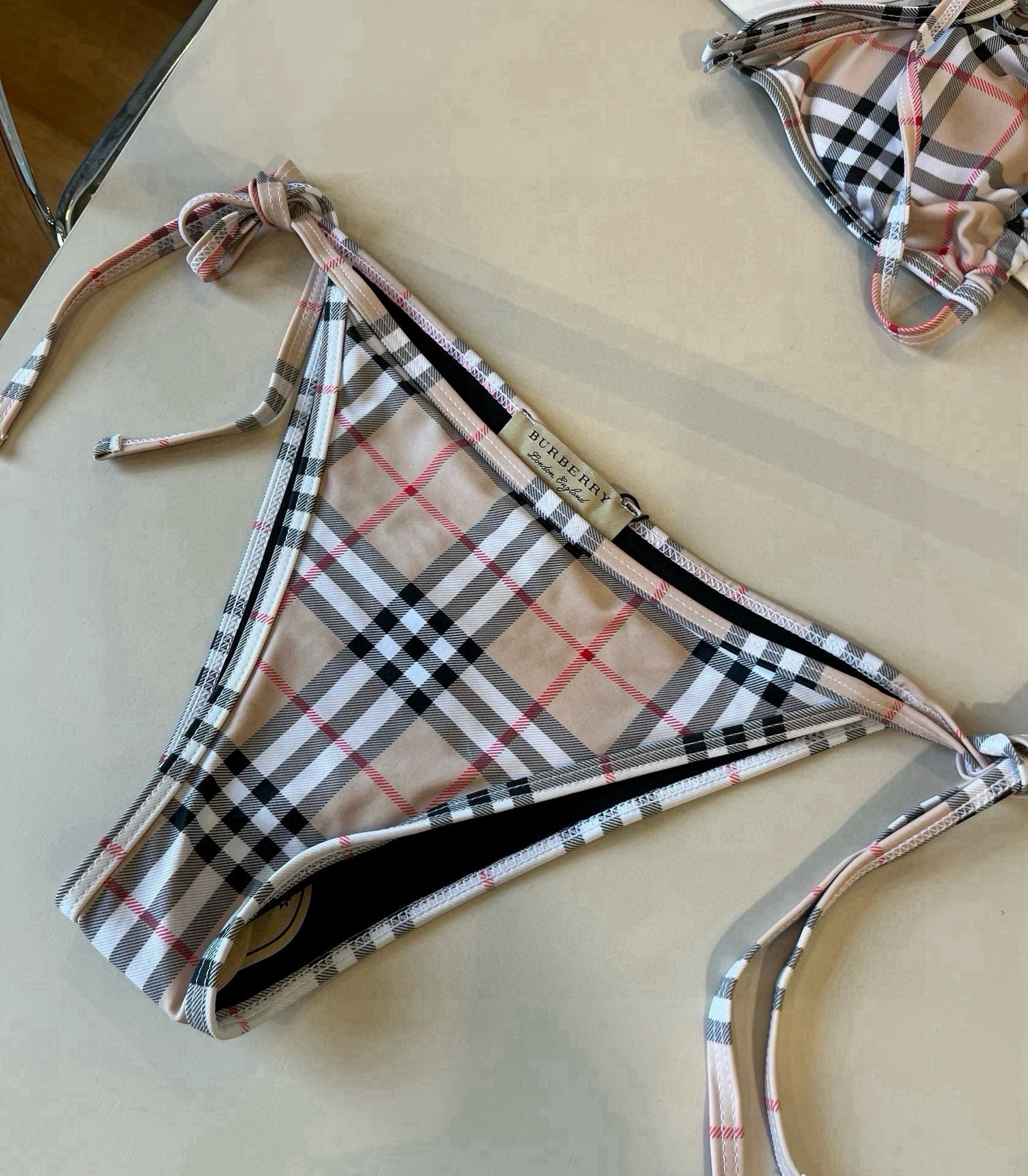 🆕


Burberry巴宝莉经典英伦格泳衣，实物实在太美了！拍不出来它的美😍谁穿谁美！很值得入手✋ 