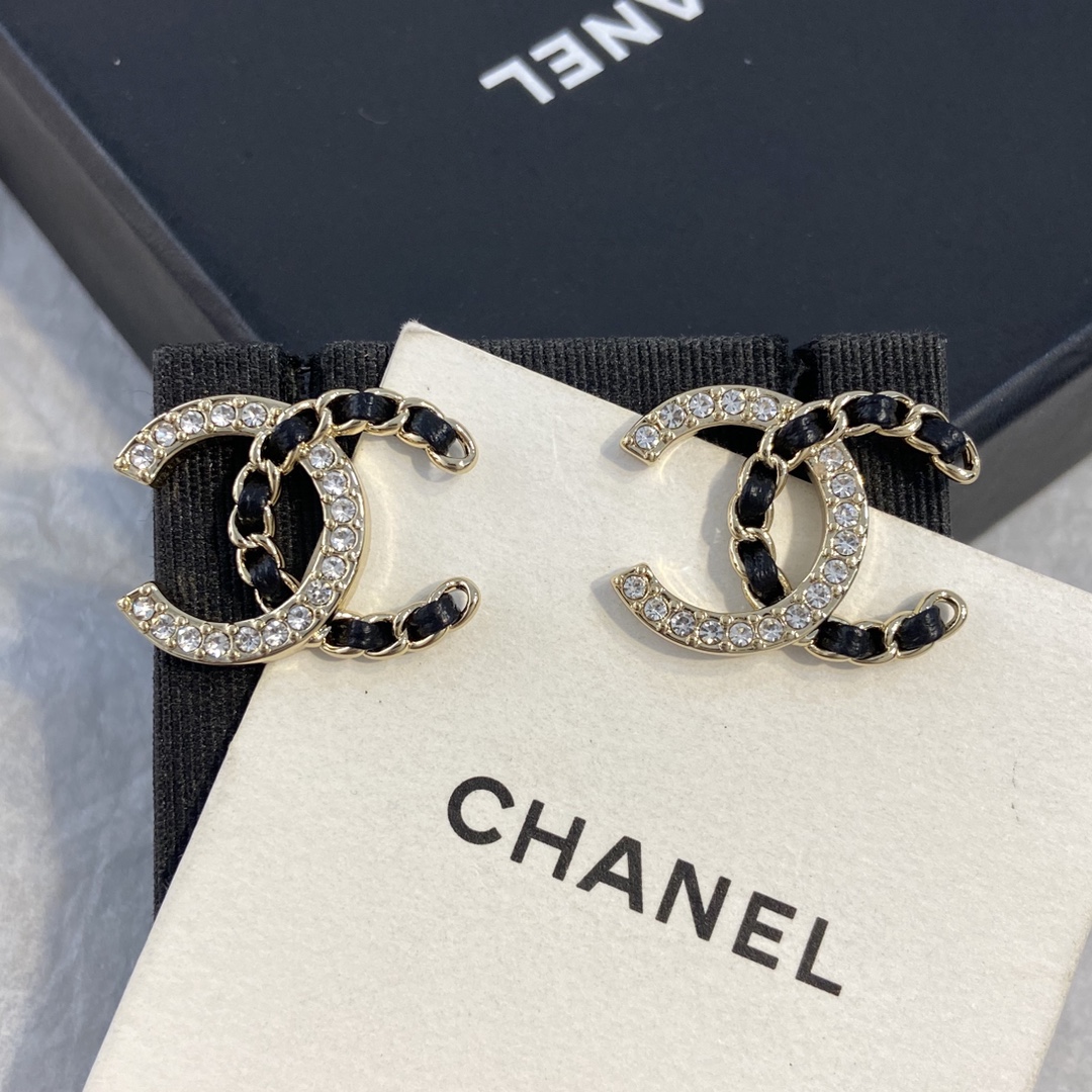 【XE0169】 【Pendientes de doble C con piel y diamantes Ch@nel】
