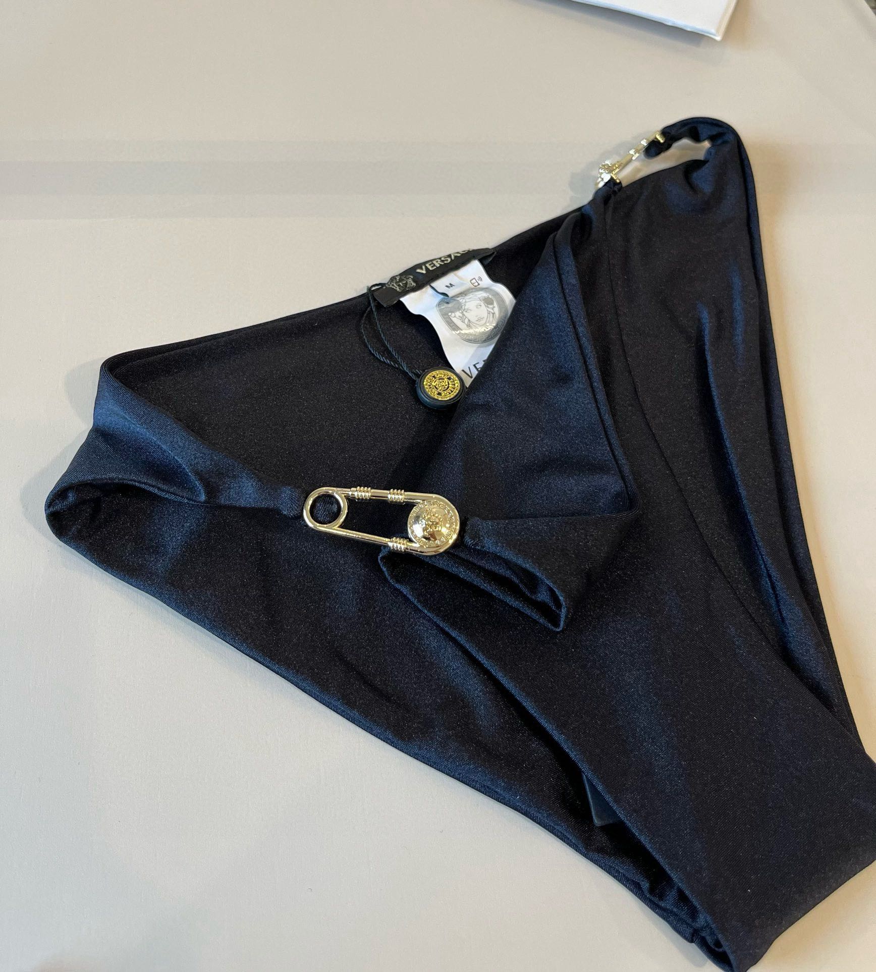  🆕
范思哲官方新款泳衣比基尼👙，高端定制，S M L XL