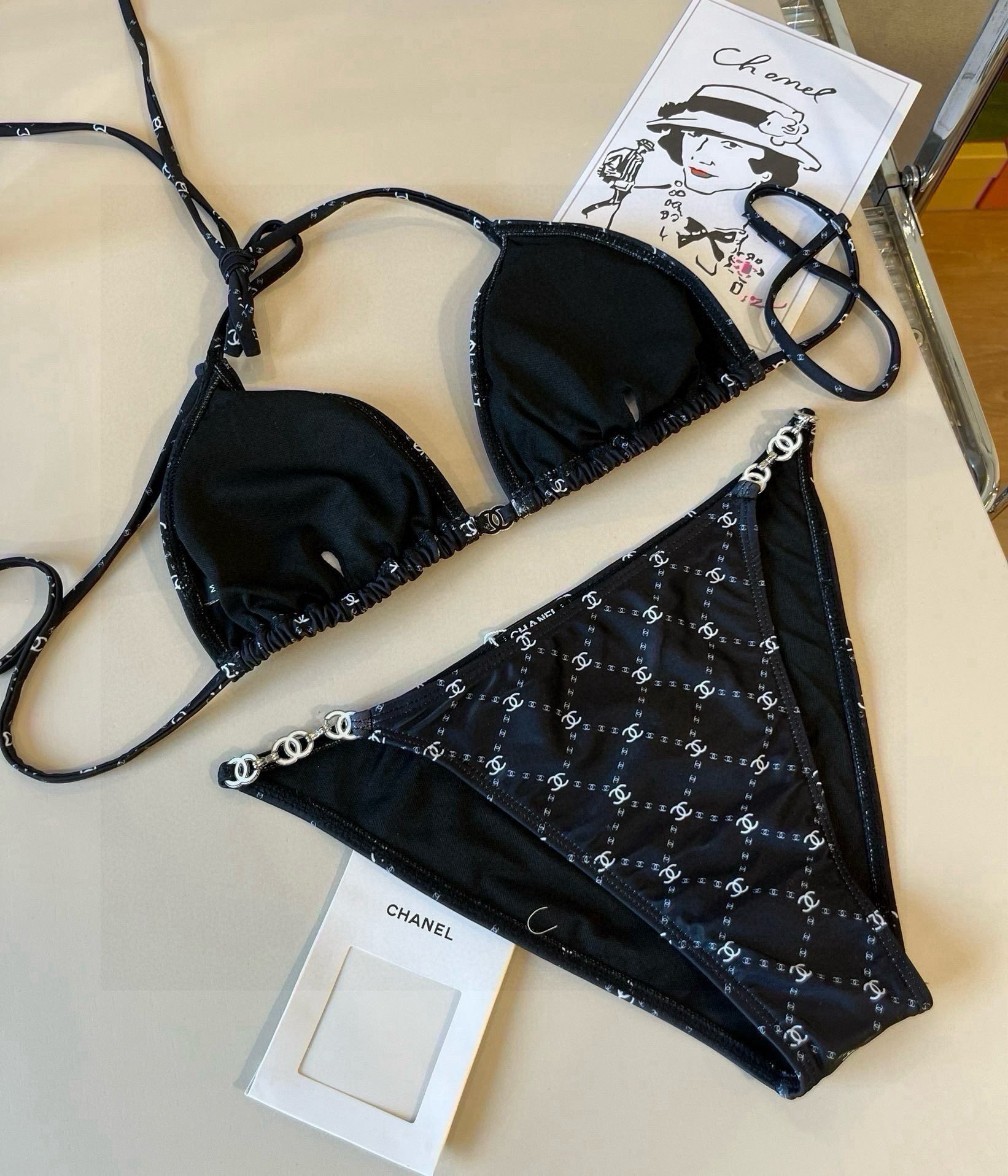  🆕
Chanel比基尼泳衣  😍🥰适合多种场景的游泳衣🏊‍♀️海边 游泳池 温泉 水上乐园 漂流都可以