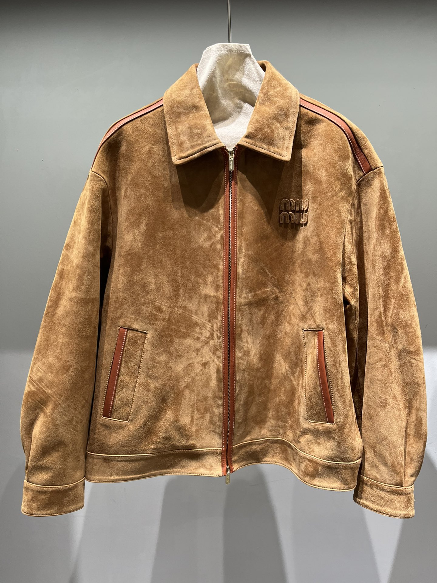 NO:785871,The jacket, zippers and buttons all have the miumiu logo. The letters on the front chest are made with oil edges and are very three-dimensional and have the same effect as the counter. The color under the spotlight, Miumiu-clothing, miumiu, jackets & coats,19860909外套,拉链和纽扣都是带miumiu logo,前胸的字母做了油边工艺很立体和专柜效果一样,射灯下的颜色,缪缪-服装,miumiu,jackets & coats,,Women's clothing