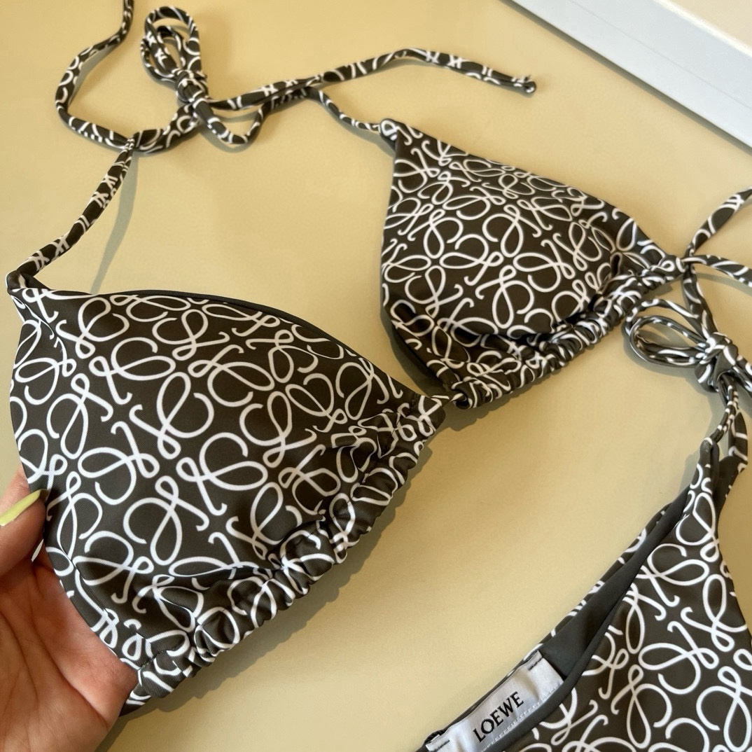  🆕
罗意威LOEWE新款比基尼泳衣👙❤️😍🥰适合多种场景的游泳衣🏊‍♀️海边 游泳池 温泉 水上乐园 