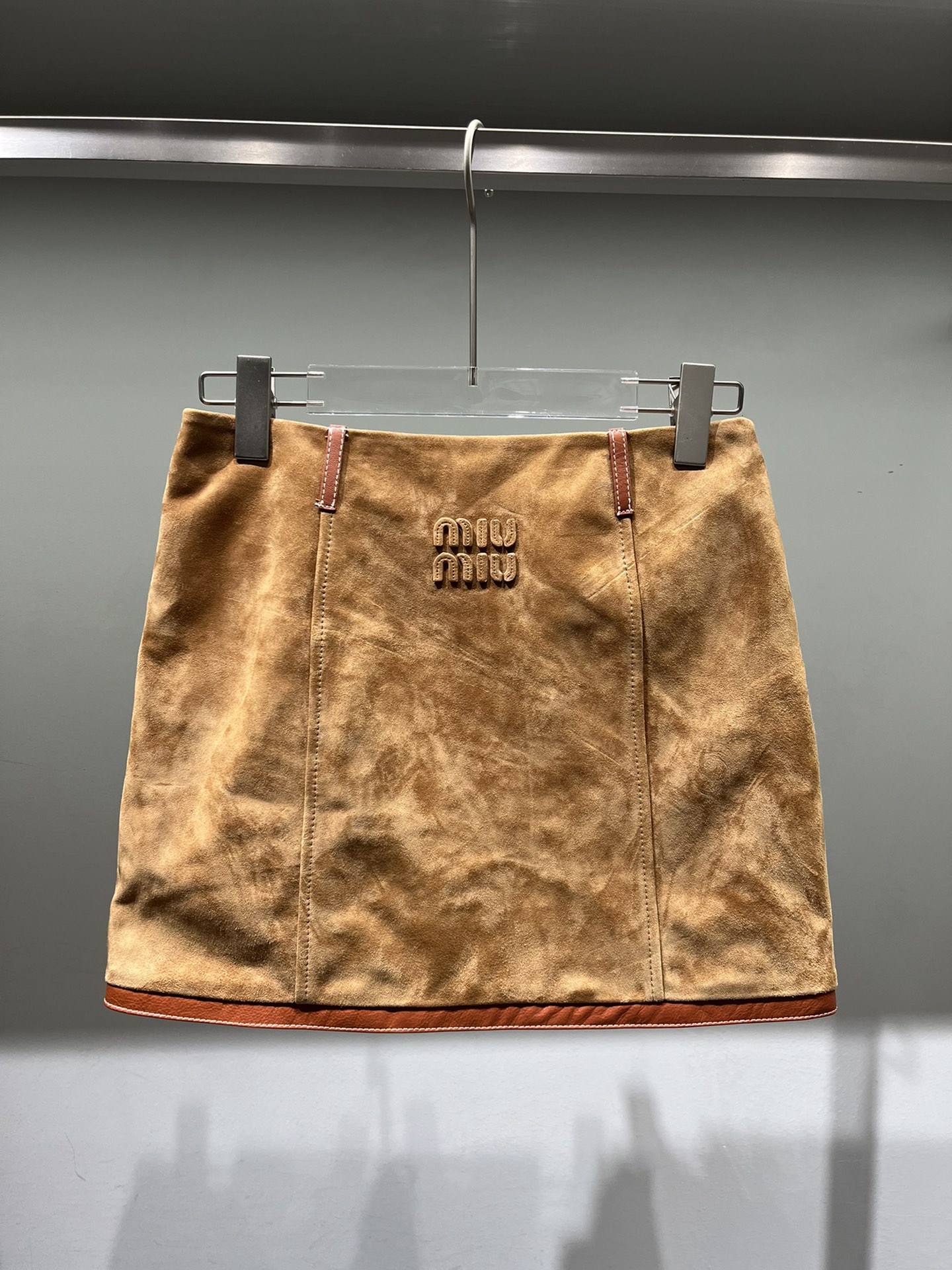 NO:785879,miumiu low-waist, hip-covering sheepskin suede skirt, easy to match and show off your figure, with oiled edges on the letters, three-dimensional and high-end, Miumiu-clothing, miumiu, skirts, sheepskin,19860909miumiu低腰包臀羊皮绒面半裙,很好搭配很显身材,字母做了油边,立体高档,缪缪-服装,miumiu,skirts,sheepskin,,Women's clothing