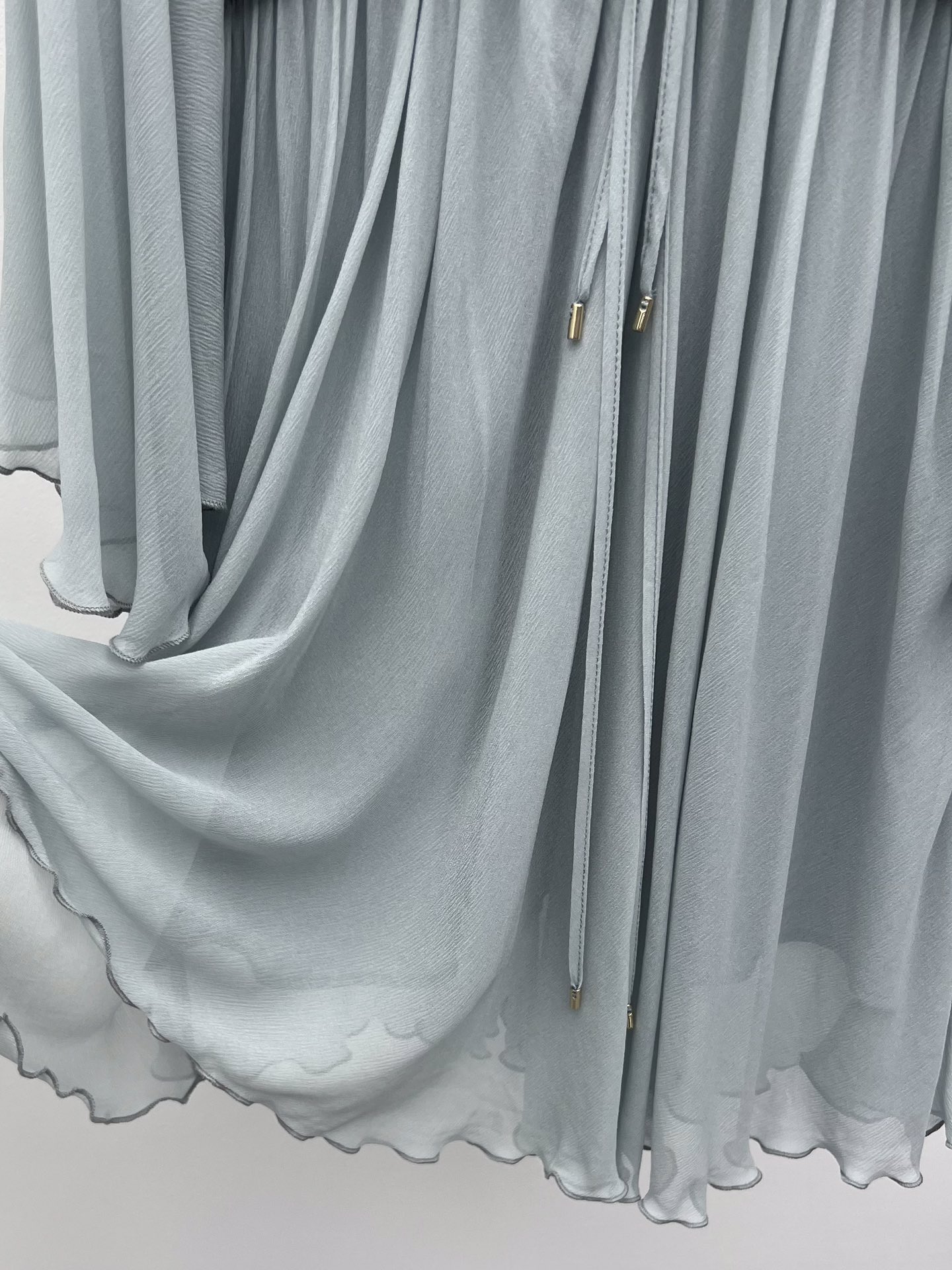 “Chloe Twilight Blue Dress: Soft Single-Rate Female Suit with Tie Details” - 图片 4