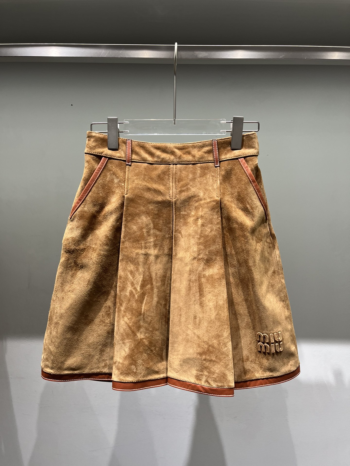 NO:785883,miumiu umbrella skirt, the color effect under spotlights. The letters are painted with oil edges and are consistent with the counter, Miumiu-clothing, miumiu, skirts,19860909miumiu伞裙,射灯下颜色效果.字母做了油边工艺和专柜一致,缪缪-服装,miumiu,skirts,,Women's clothing