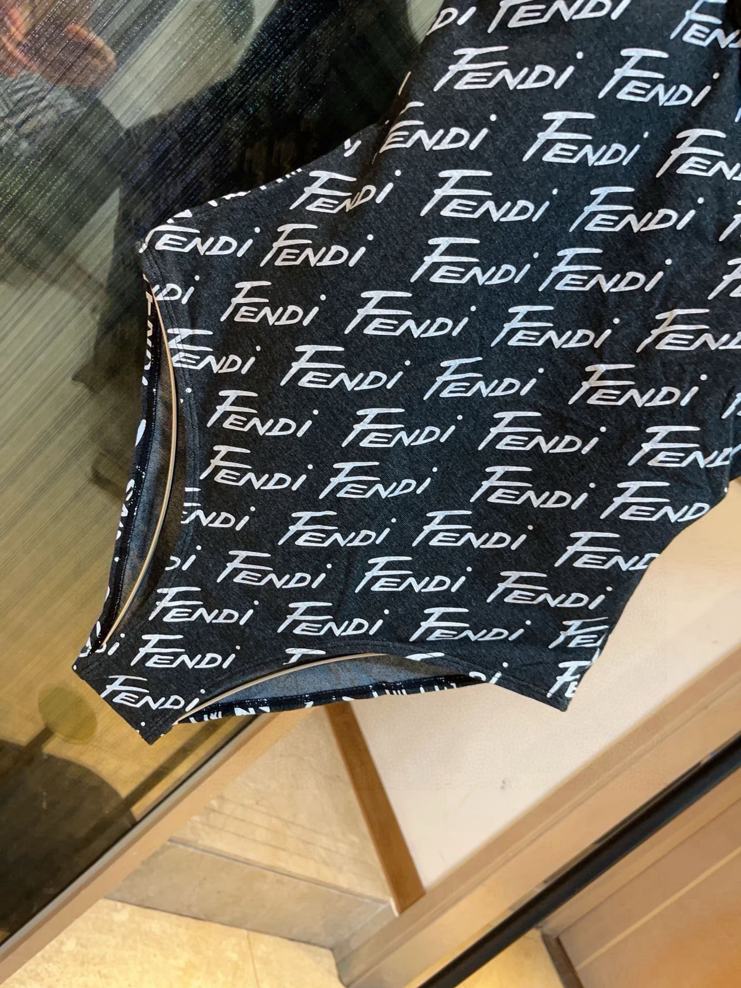  🆕
FD芬迪连体泳衣👙❤️😍🥰适合多种场景的游泳衣🏊‍♀️海边 游泳池 温泉 水上乐园 漂流都可以😌内