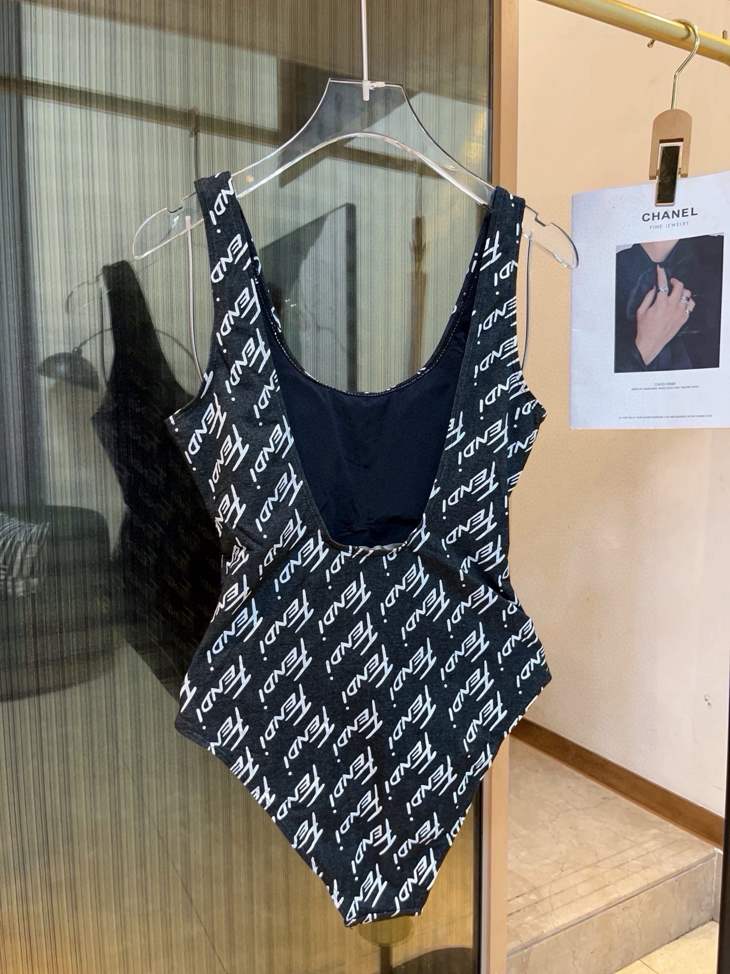  🆕
FD芬迪连体泳衣👙❤️😍🥰适合多种场景的游泳衣🏊‍♀️海边 游泳池 温泉 水上乐园 漂流都可以😌内