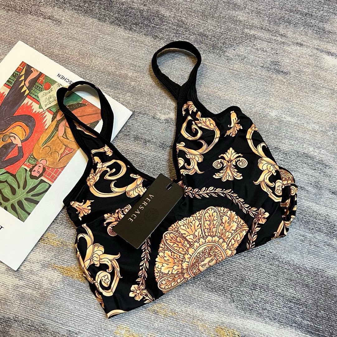 🆕
范思哲连体泳衣👙❤️😍🥰适合多种场景的游泳衣🏊‍♀️海边 游泳池 温泉 水上乐园 漂流都可以😌内搭