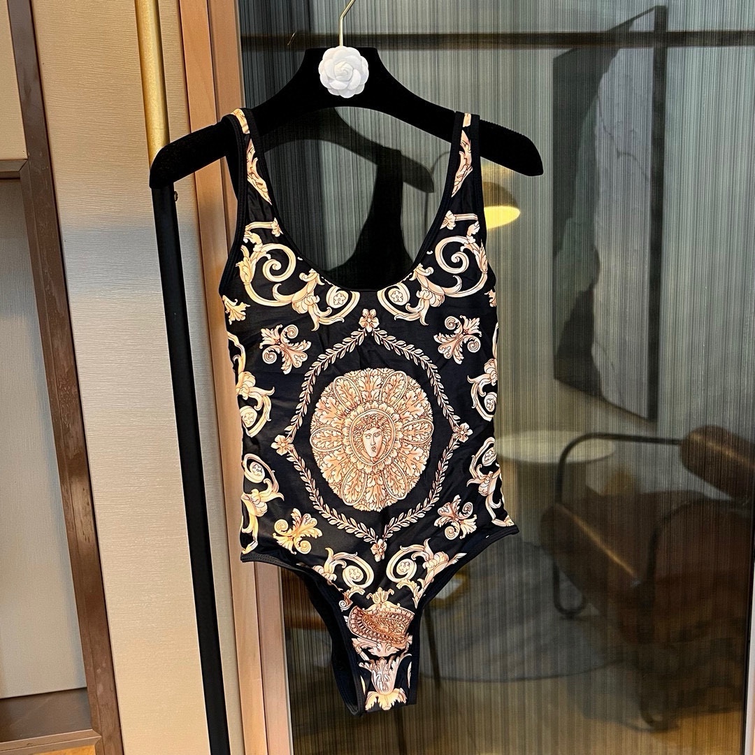  🆕
范思哲连体泳衣👙❤️😍🥰适合多种场景的游泳衣🏊‍♀️海边 游泳池 温泉 水上乐园 漂流都可以😌内搭
