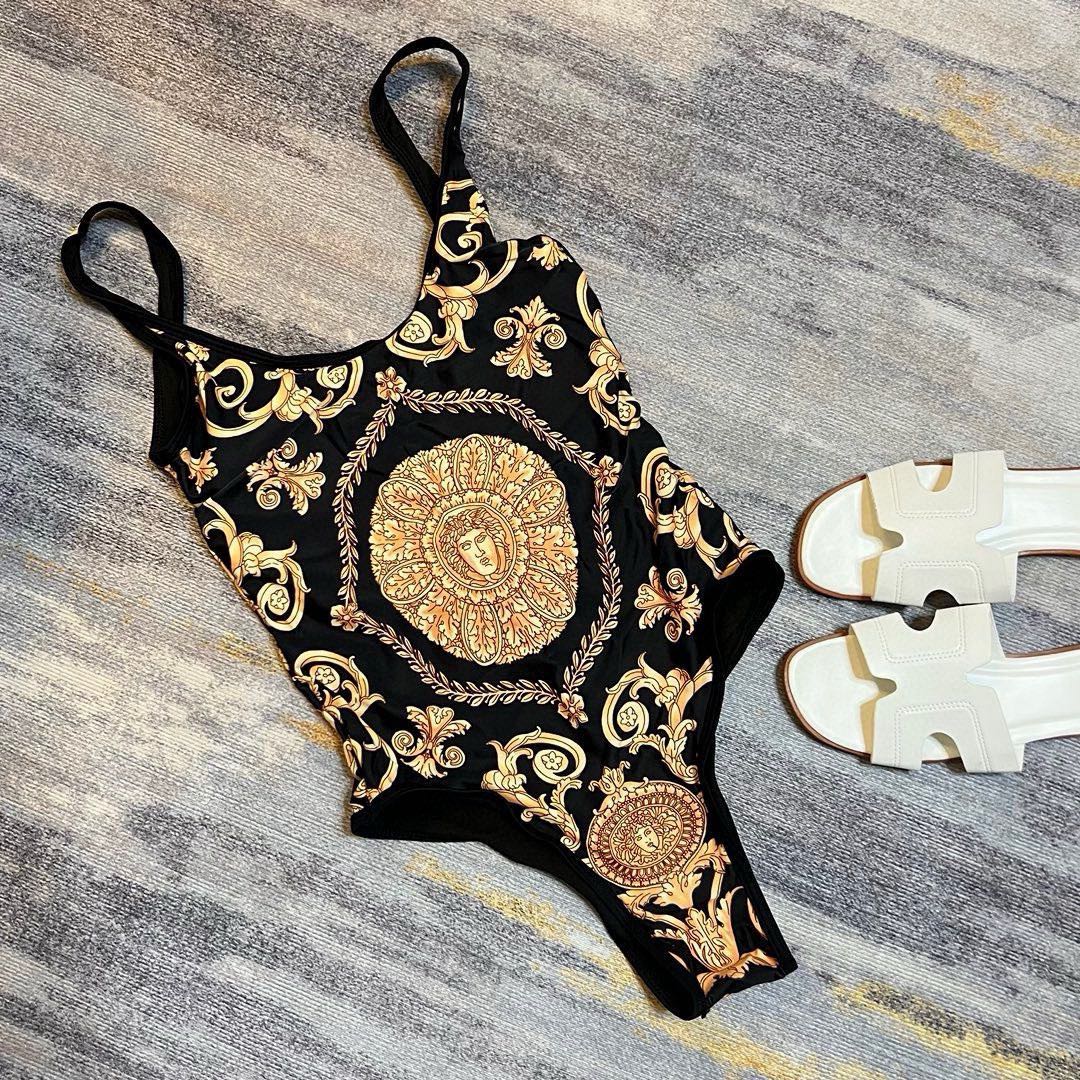  🆕
范思哲连体泳衣👙❤️😍🥰适合多种场景的游泳衣🏊‍♀️海边 游泳池 温泉 水上乐园 漂流都可以😌内搭