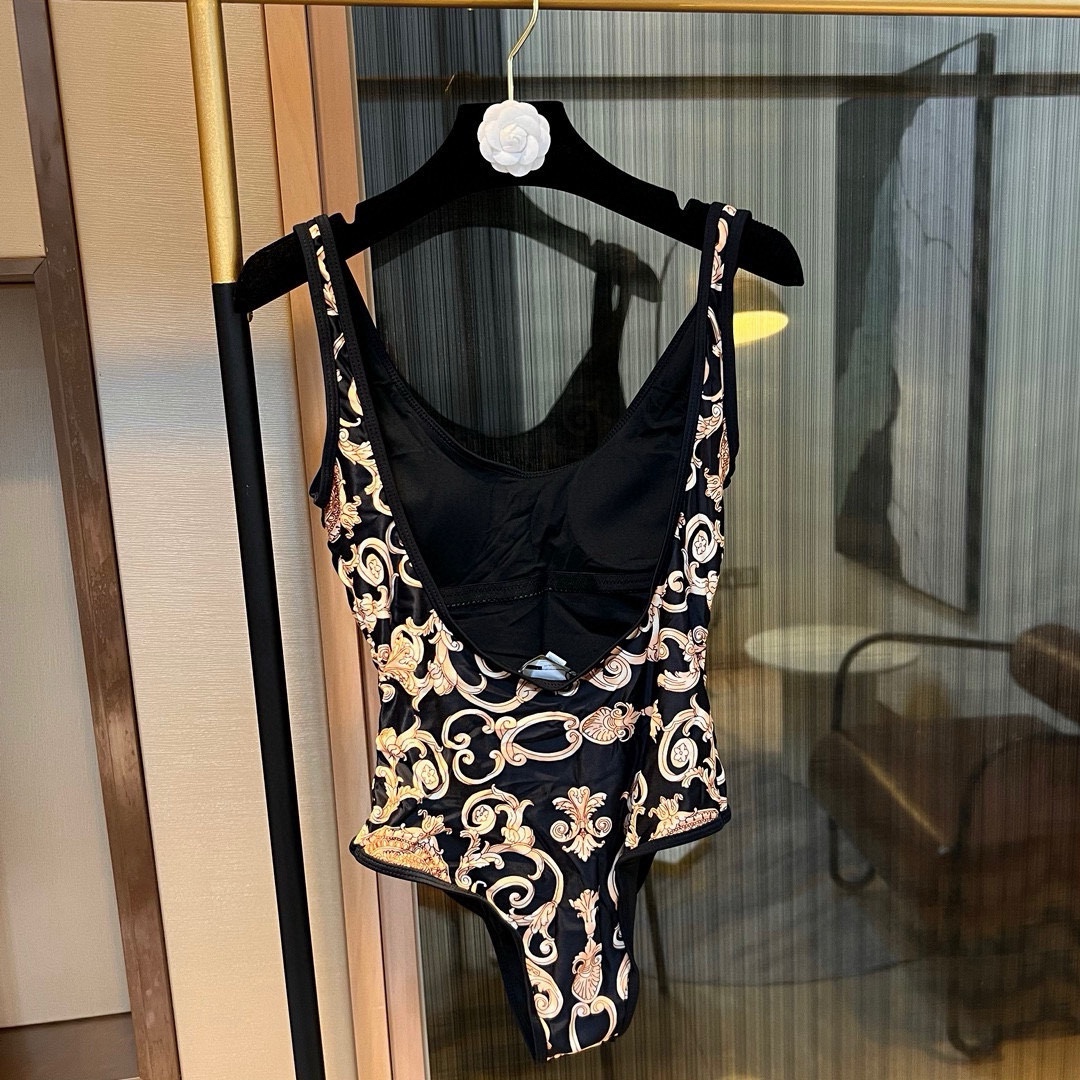  🆕
范思哲连体泳衣👙❤️😍🥰适合多种场景的游泳衣🏊‍♀️海边 游泳池 温泉 水上乐园 漂流都可以😌内搭