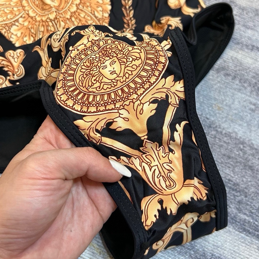  🆕
范思哲连体泳衣👙❤️😍🥰适合多种场景的游泳衣🏊‍♀️海边 游泳池 温泉 水上乐园 漂流都可以😌内搭