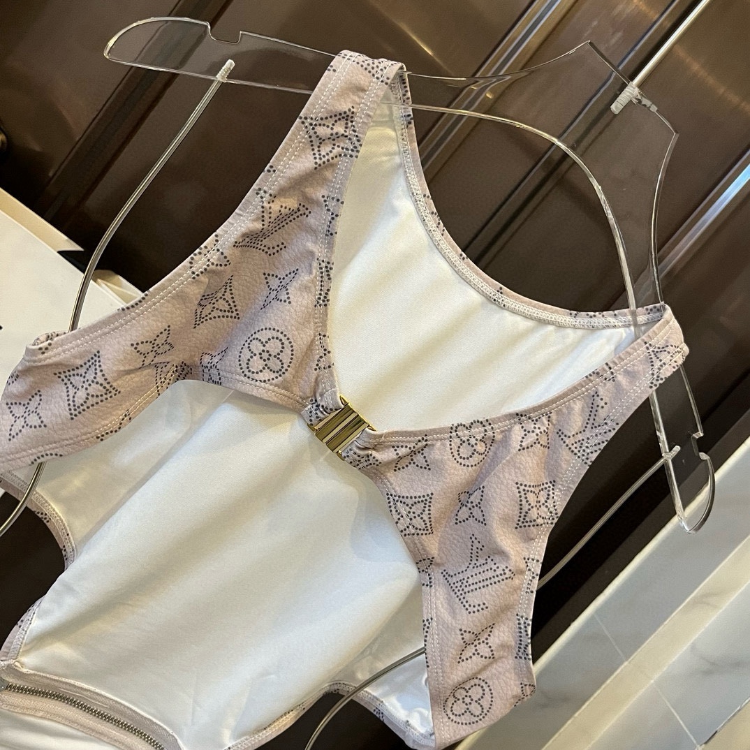。
Lv连体泳衣 😍🥰适合多种场景的游泳衣🏊‍♀️海边 游泳池 温泉 水上乐园 漂流都可以😌内搭也完全可