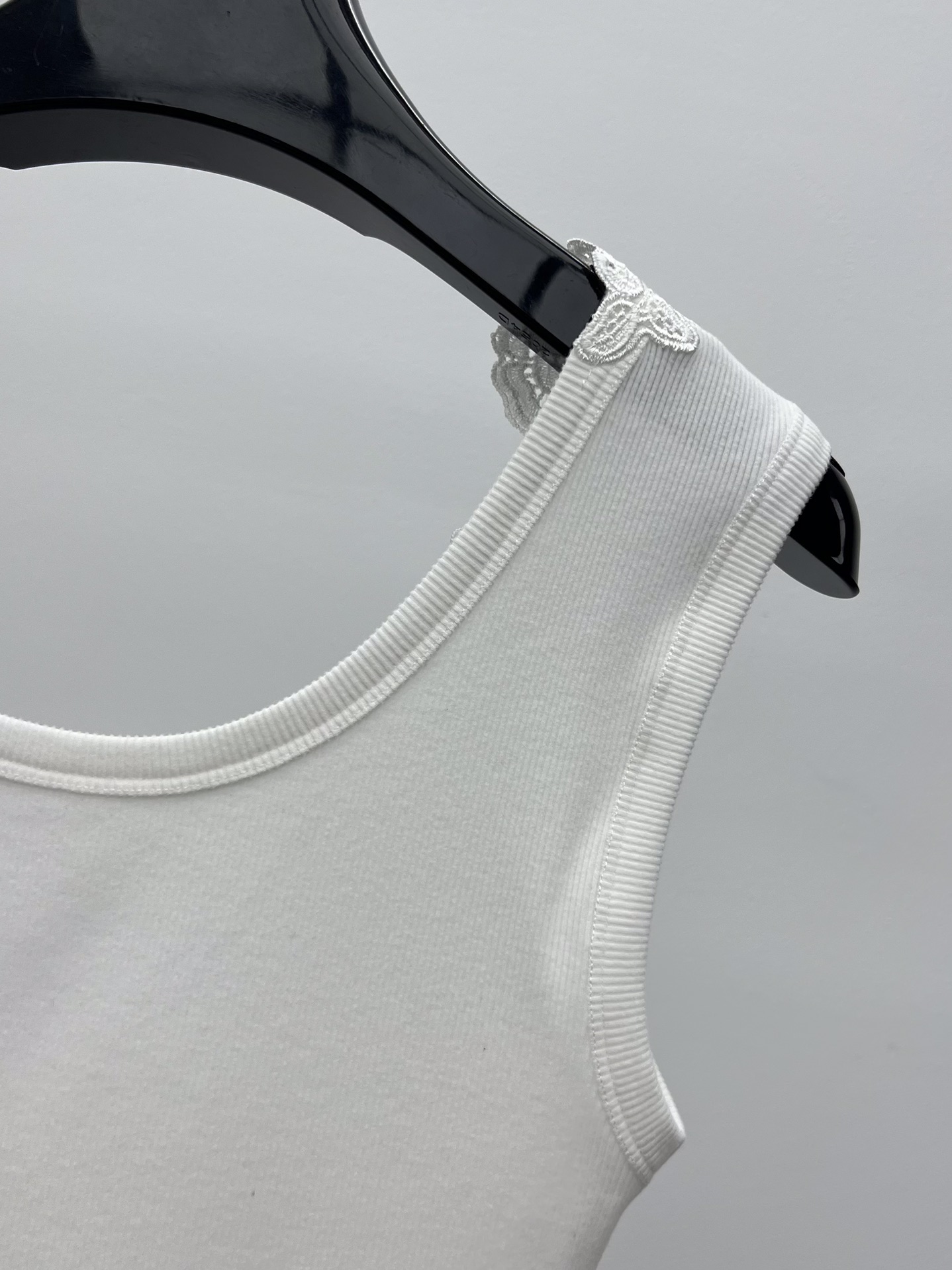 Organic Knitted Cotton Embroidered Vest by Chloe: Stylish and Versatile Statement Piece - 图片 7