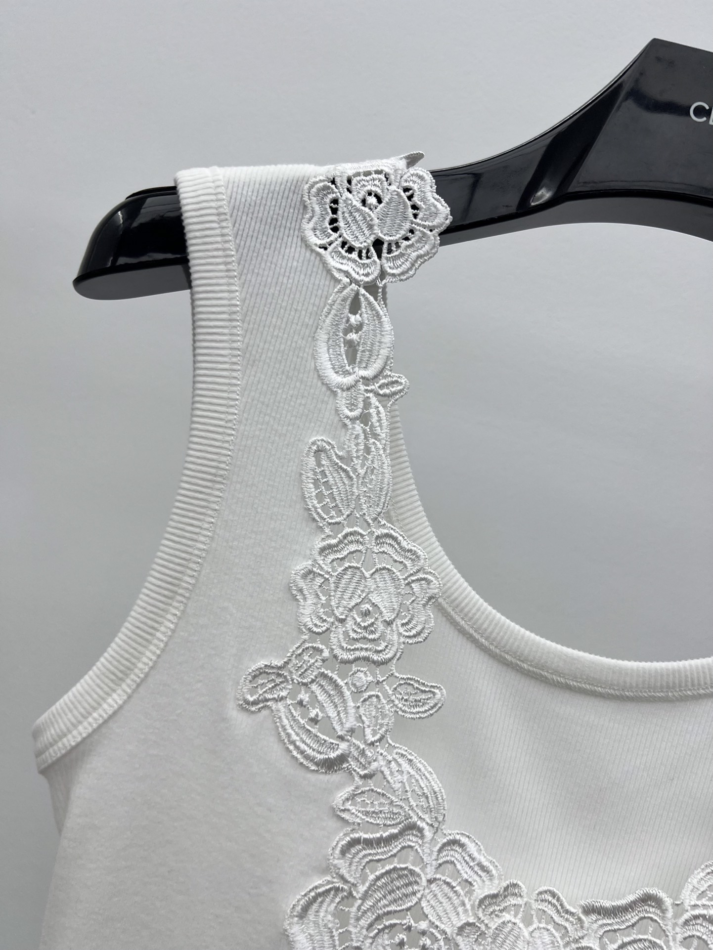 Organic Knitted Cotton Embroidered Vest by Chloe: Stylish and Versatile Statement Piece - 图片 3
