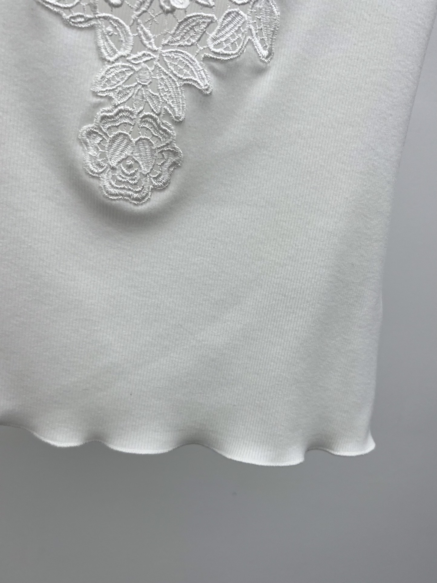 Organic Knitted Cotton Embroidered Vest by Chloe: Stylish and Versatile Statement Piece - 图片 5