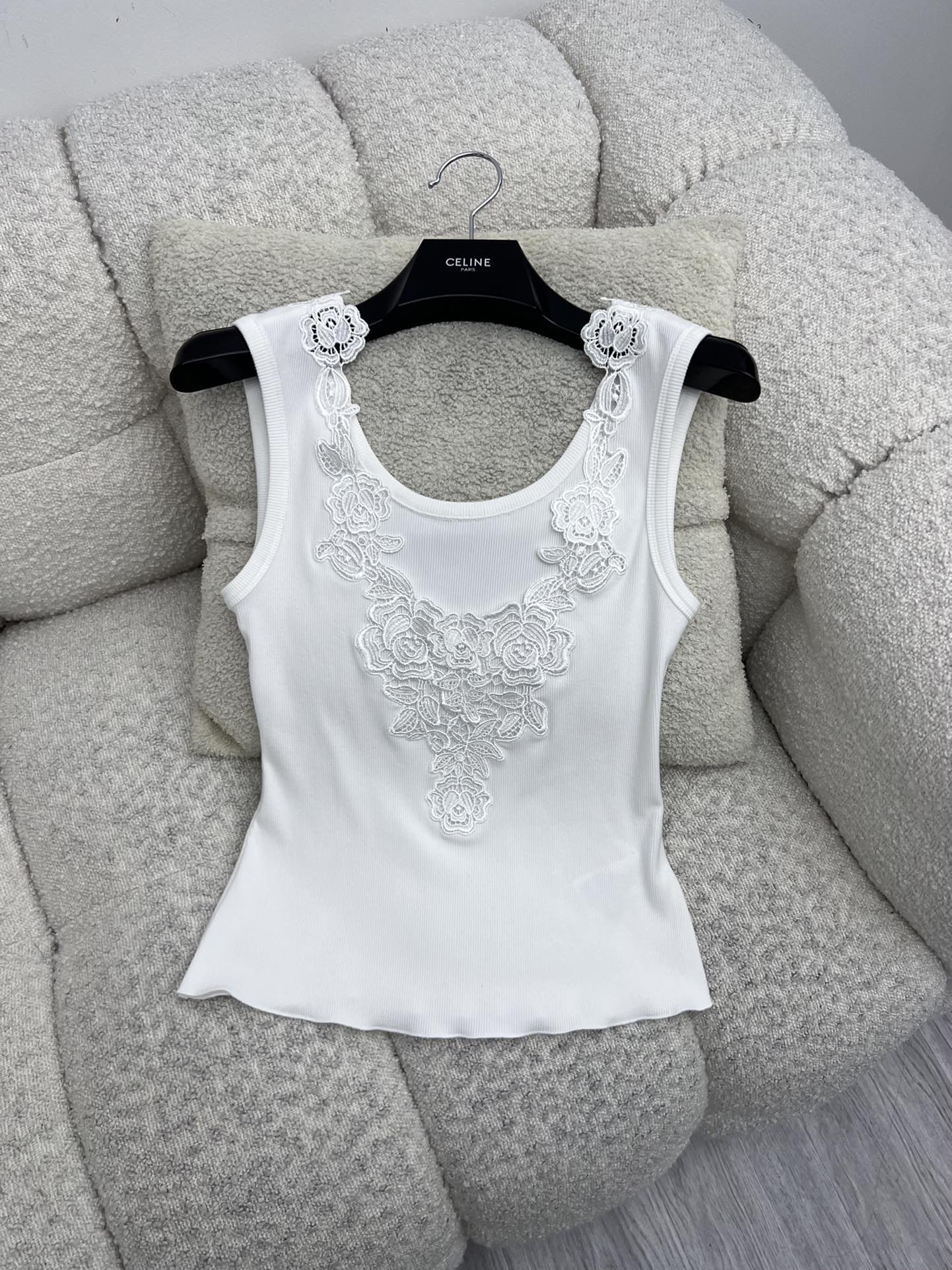 Organic Knitted Cotton Embroidered Vest by Chloe: Stylish and Versatile Statement Piece - 图片 8