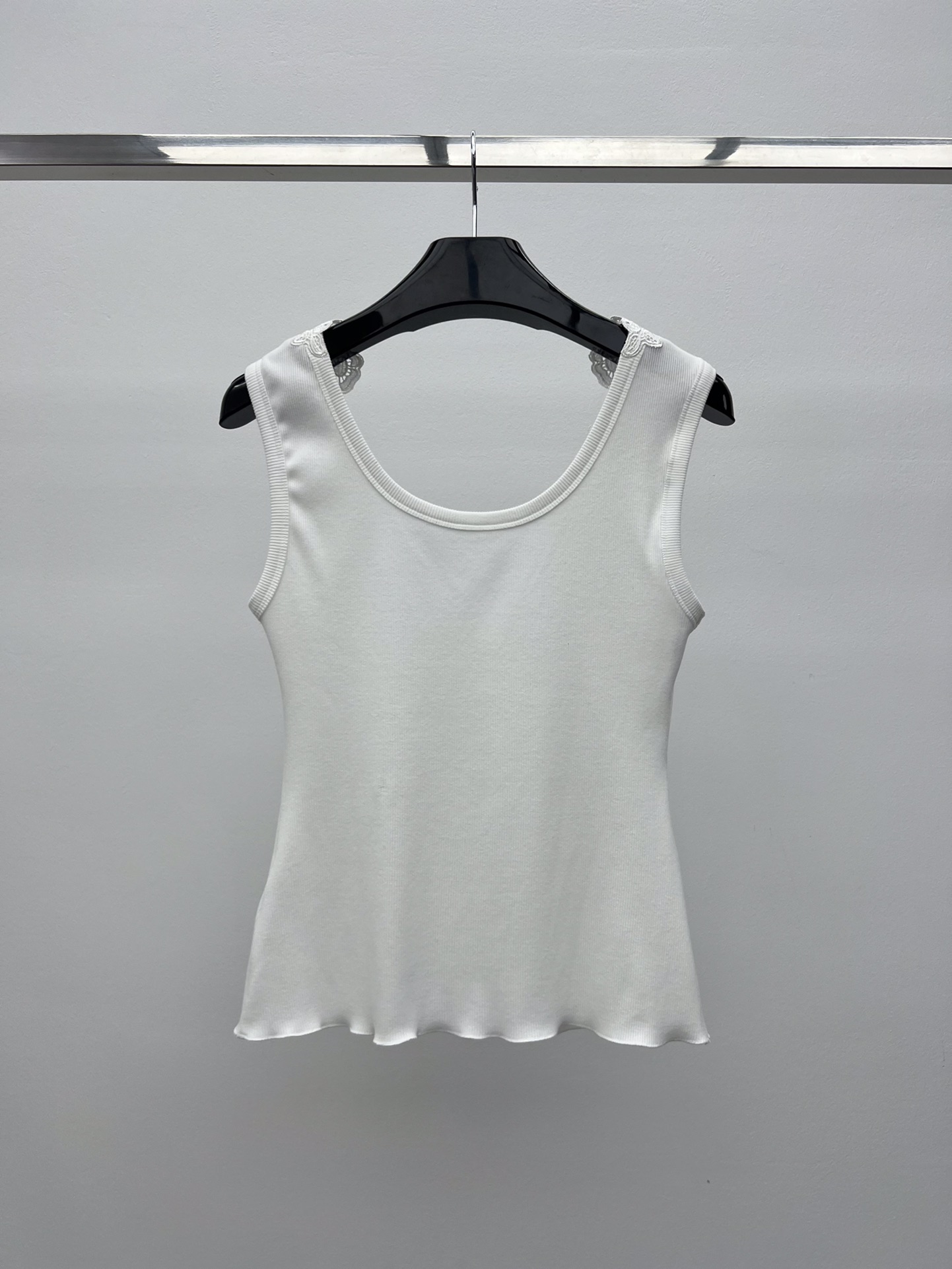 Organic Knitted Cotton Embroidered Vest by Chloe: Stylish and Versatile Statement Piece - 图片 6