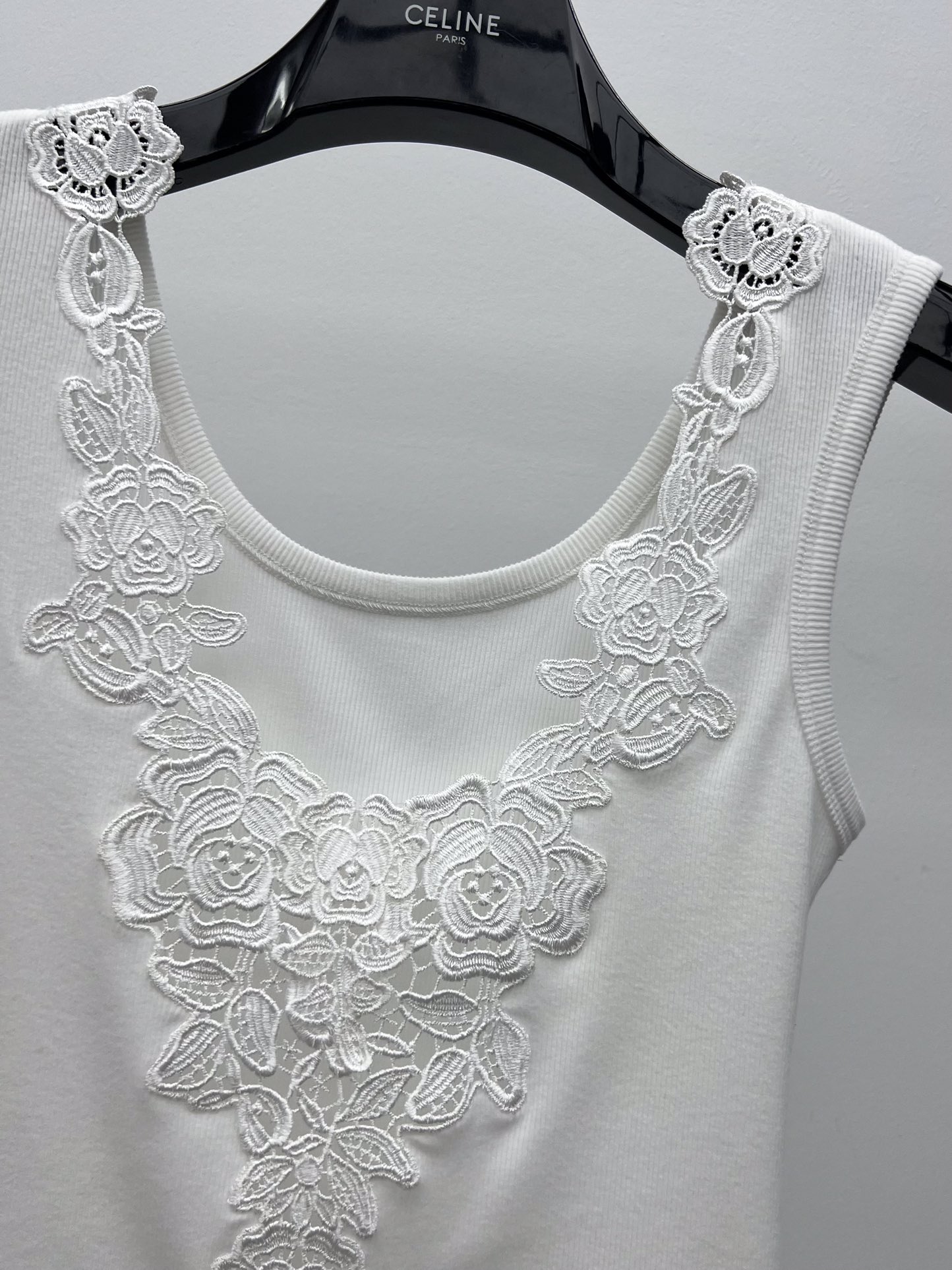 Organic Knitted Cotton Embroidered Vest by Chloe: Stylish and Versatile Statement Piece - 图片 2