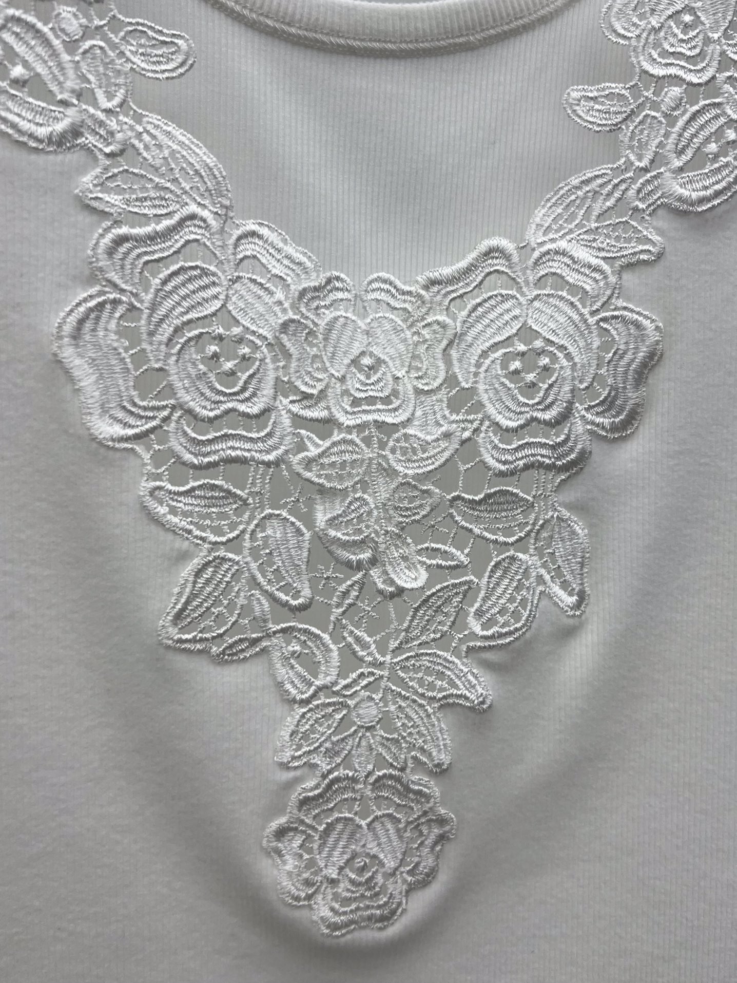 Organic Knitted Cotton Embroidered Vest by Chloe: Stylish and Versatile Statement Piece - 图片 4