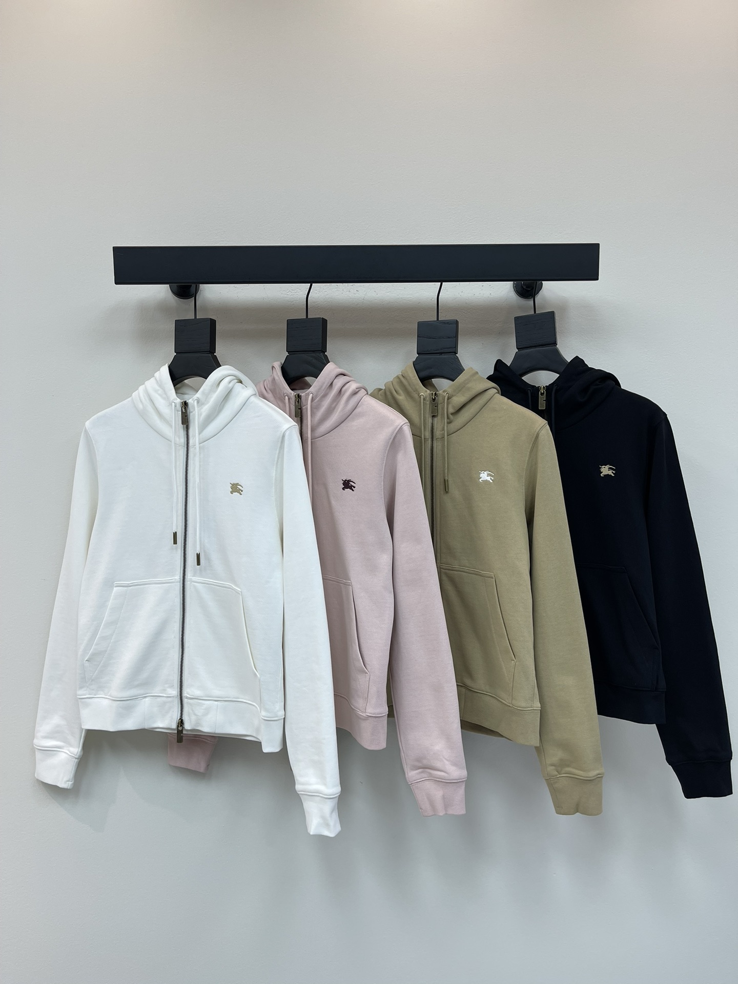 NO:454823,Jackets Burberr*25 early autumn new BBR hooded drawstring zipper jacket trousers set Customized YB native cotton material Soft and skin-friendly, not easy to deform and pill after washing for a long time, full texture Hooded long-sleeved jacket cut Fashionable and casual The chest is decorated with an embroidered war horse logo, which echoes the large-area rope-bound war horse on the back The brand style is instantly improved The loose fit combined with the details of the big pocket to add vitality The same drawstring elastic trousers The crotch embellishes the upper and lower sides echo the overall coordination and unity Symmetric pockets increase the styling Complete set Simple and high-end autumn and winter suits are indispensable Daily casual wear guide Slack and fashionable SML, Burberry, Jackets & coats,hats,alexander wang19860909外套 长裤Burberr*25早秋新款BBR连帽抽绳拉链外套长裤套装 定制YB原生全棉材质 柔软亲肤 久洗不易变形起球 质感十足 连帽长袖外套裁剪 时髦休闲 胸前饰以刺绣战马徽标 与后背大面积捆绳战马呼应 品牌格调瞬间提升 宽松版型结合大插兜细节 增添活力气息 搭配同款抽绳松紧束脚长裤 胯部点缀上下呼应 整体协调统一 对称口袋增加造型感 成套搭配简约高级 秋冬套装必不可少 日常休闲穿搭指南 松弛时髦 SML,,burberry,jackets & coats,hats,alexander wang,Women's clothing