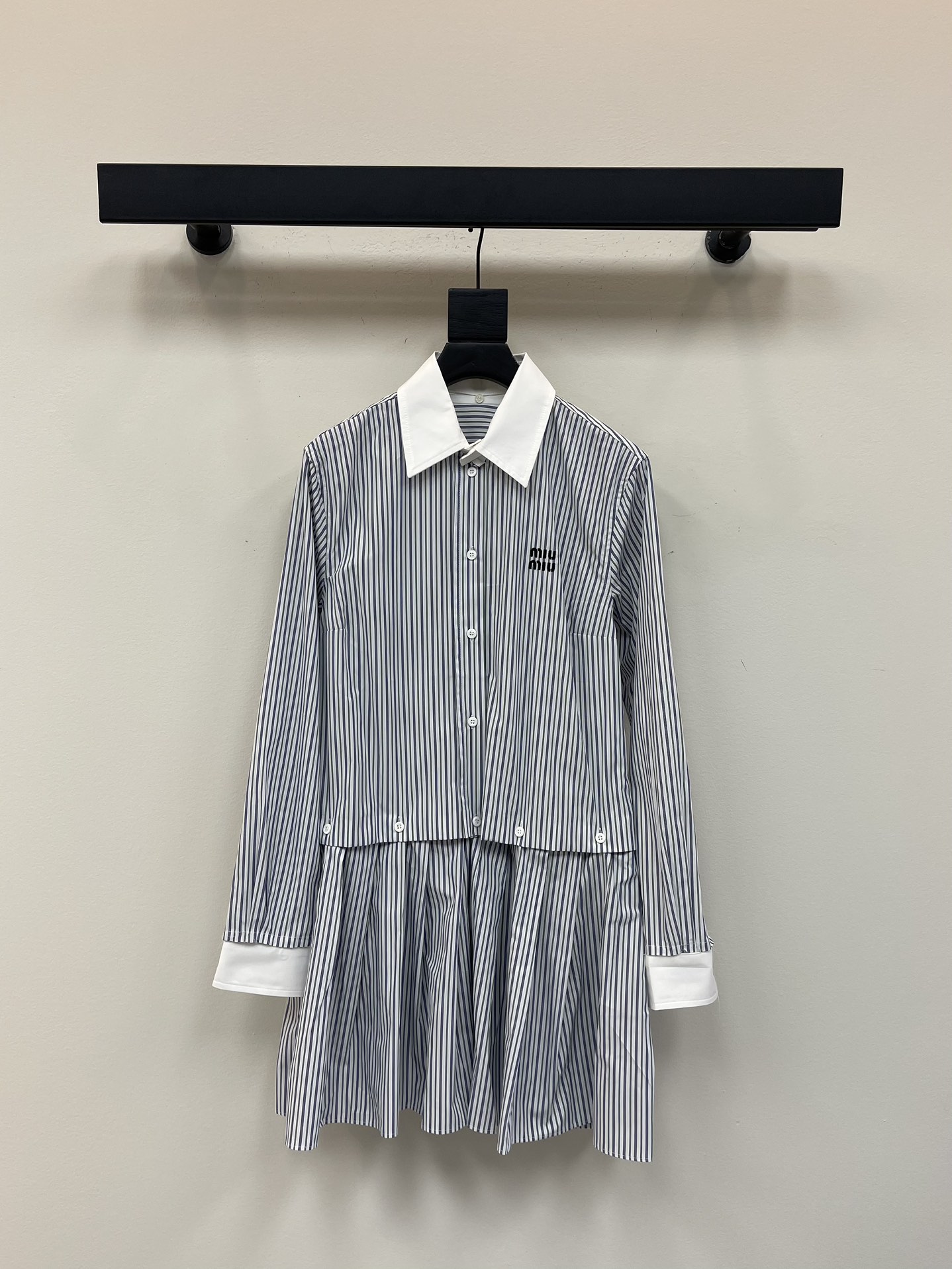 NO:454835,Miumi*25 early autumn new style removable collar striped shirt skirt Customized YB twill cotton material Comfortable texture Moisturizing and breathable Lapel long-sleeved shirt skirt cut Straight silhouette Combining fashionable literary and vacation slack feeling The large body vertically distributed striped collar cuffs white collision Collar cuffs are detachable Simple and fashionable Sewn letter logos on the chest illuminating design Easy to highlight the exquisite college The upper and lower design The waist and the hem of the shirt are connected and fixed by buttons The dress can also be separated into two sets. One dress can be worn with multiple styles SML,,miumiu, skirts, shirts, alexander wang19860909Miumi*25早秋新款可拆卸领条纹衬衫裙 定制YB斜纹全棉材质 质感舒适 吸湿透气 翻领长袖衬衫裙剪裁 直筒廓形 兼具时髦文青感和度假松弛感 大身两色竖状分布的条纹领边袖口白色碰撞 领边袖口可拆卸 简约时尚 胸前缝制字母徽标点亮设计 轻松彰显精致学院 上下可拆分设计 腰身与衬衫下摆以纽扣相连固定 作连衣裙也可拆分两件套 一衣多穿适配多种风格穿搭 SML,,miumiu,skirts,shirts,alexander wang,Women's clothing