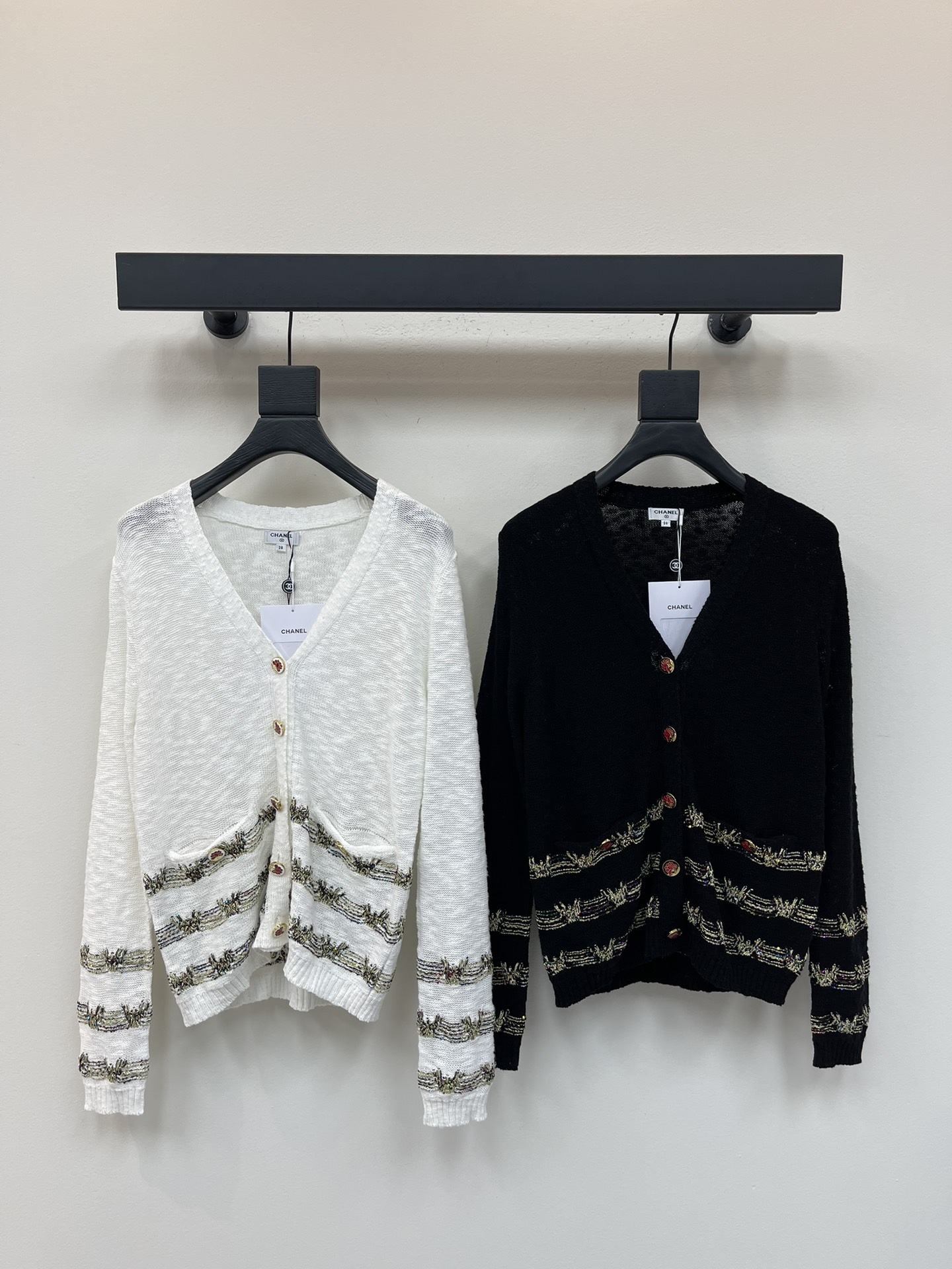 NO:455480,Chane*25 early autumn new gold thread embroidered hem knitted cardigan custom YB yarn weaving soft and skin-friendly, smooth and comfortable, silhouette knitted cardigan tailoring, deep V-shaped button adjustment with neckline, light and translucent texture, overall beautification of head and shoulder ratio, black and white colors are available, and gold thread embroidery on the cuff hem presents a triple contrast, strong retro style, printed camellia round button decoration, showing taste Oversized elastic style to accommodate body, elegant outfit, easy to control during daily travel or party SML, chanel, versace, alexander wang19860909Chane*25早秋新款金线刺绣下摆针织开衫 定制YB纱线织造 柔软亲肤 垂顺舒适 廓形针织开衫剪裁 领口深V字纽扣调节 质感轻薄微透 整体美化头肩比例更显瘦 黑白两色可选 搭配袖口下摆金线刺绣呈现出三重撞色 复古风格强烈 印刻山茶花圆扣装饰 彰显品味 Oversized弹力版型包容身材 穿搭气质优雅 日常出行或聚会轻松驾驭 SML,,chanel,versace,alexander wang,Women's clothing